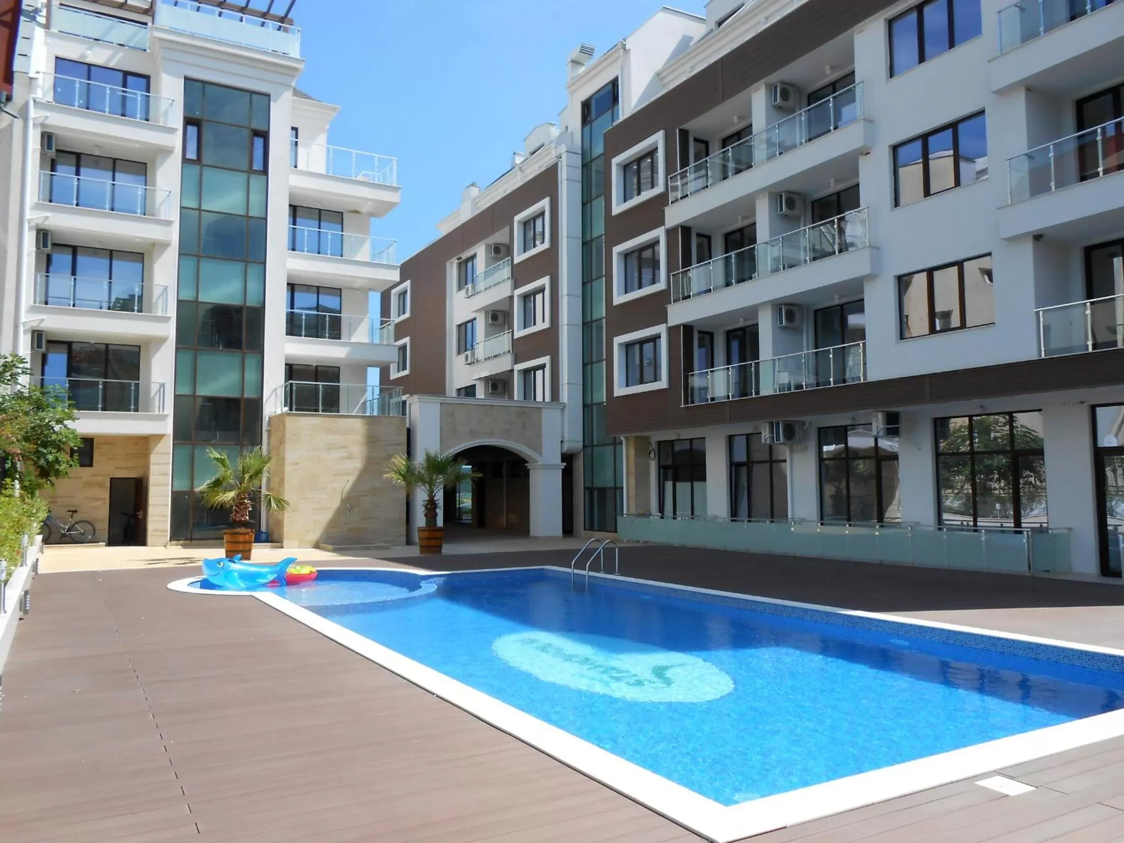 Swimming pool in APART-HOTEL Stamopolu Lux с изглед към морето