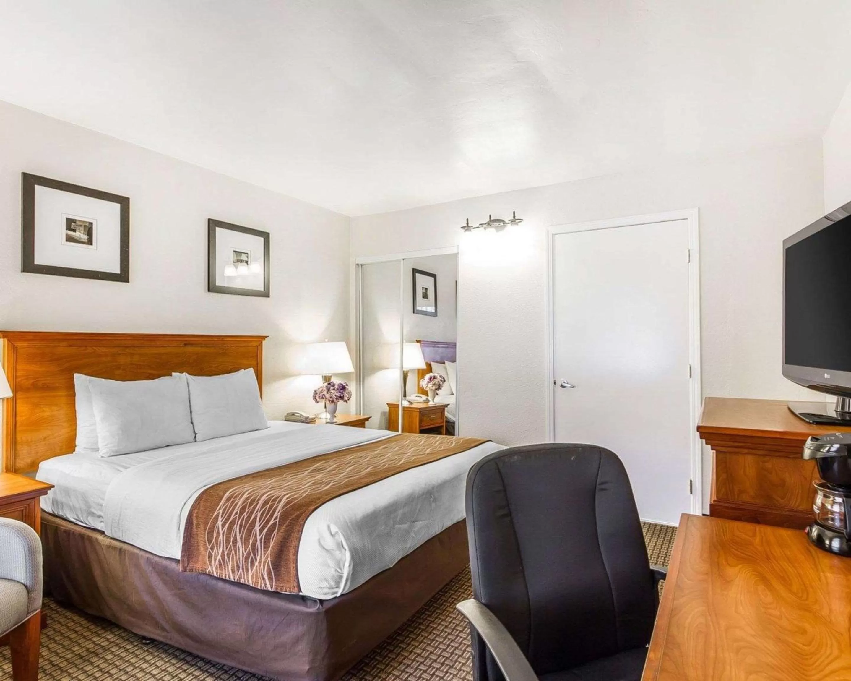 Photo of the whole room, Bed in The Inn at 1252 Monterey