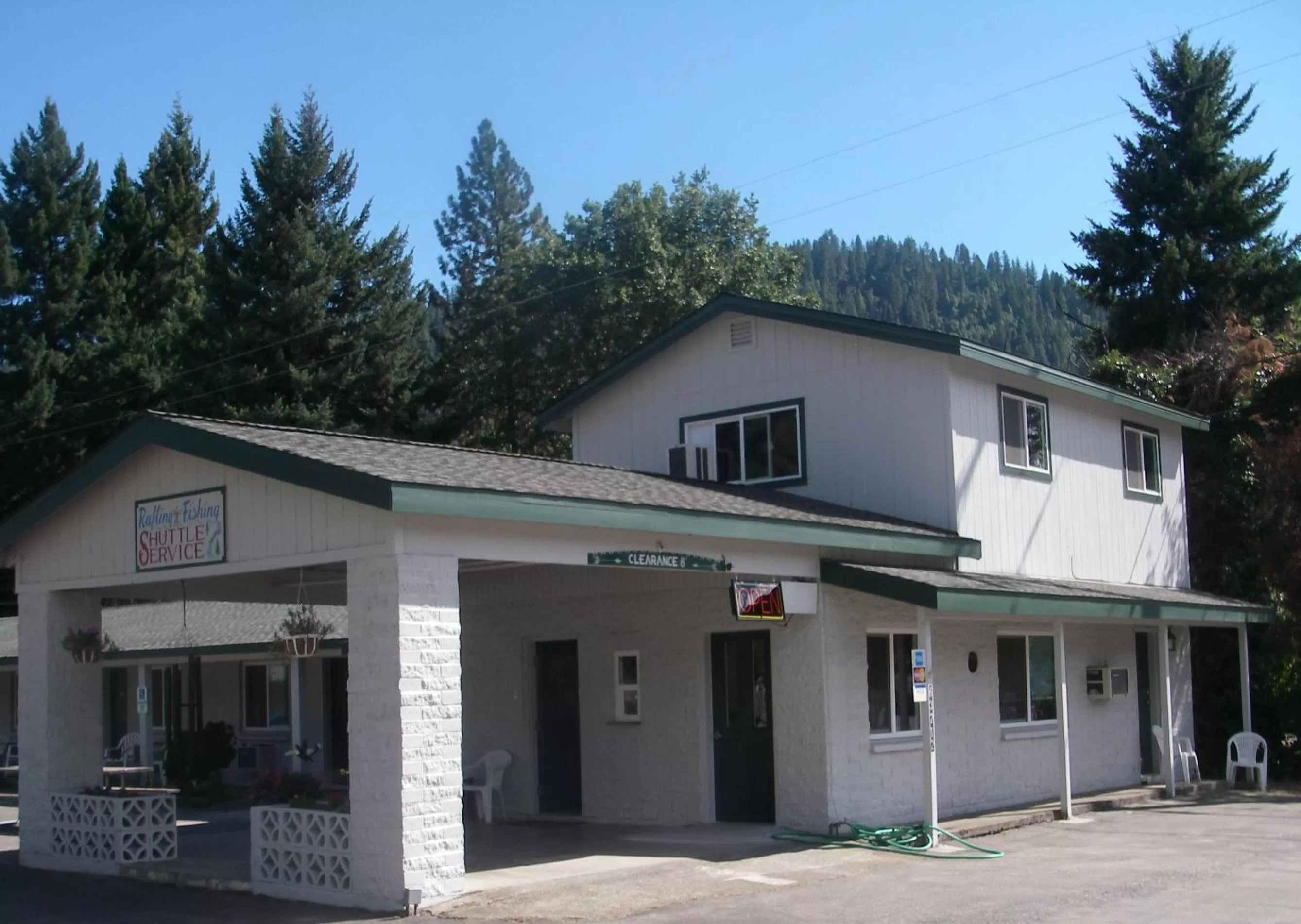 Facade/entrance in Forest Lodge Motel