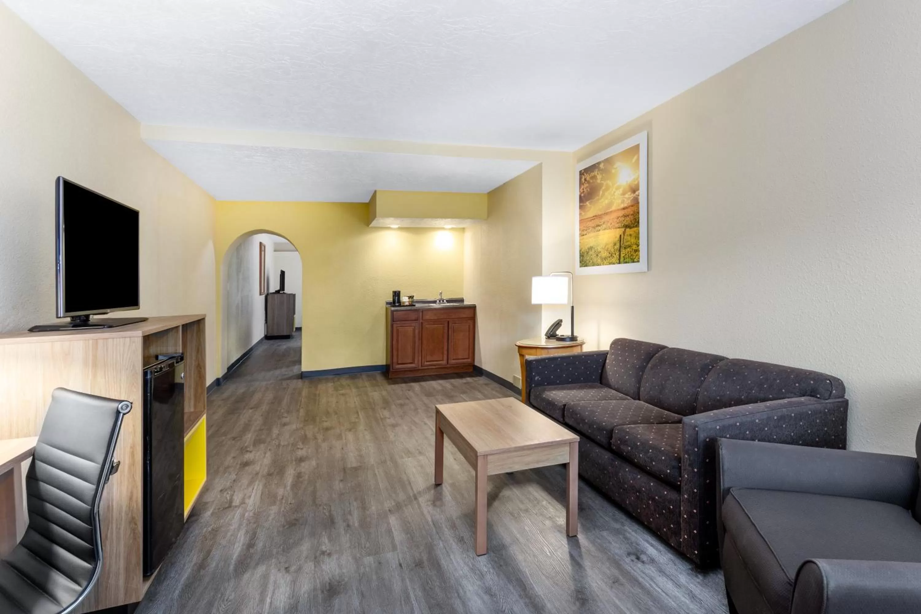 Living room in Days Inn & Suites by Wyndham Clovis