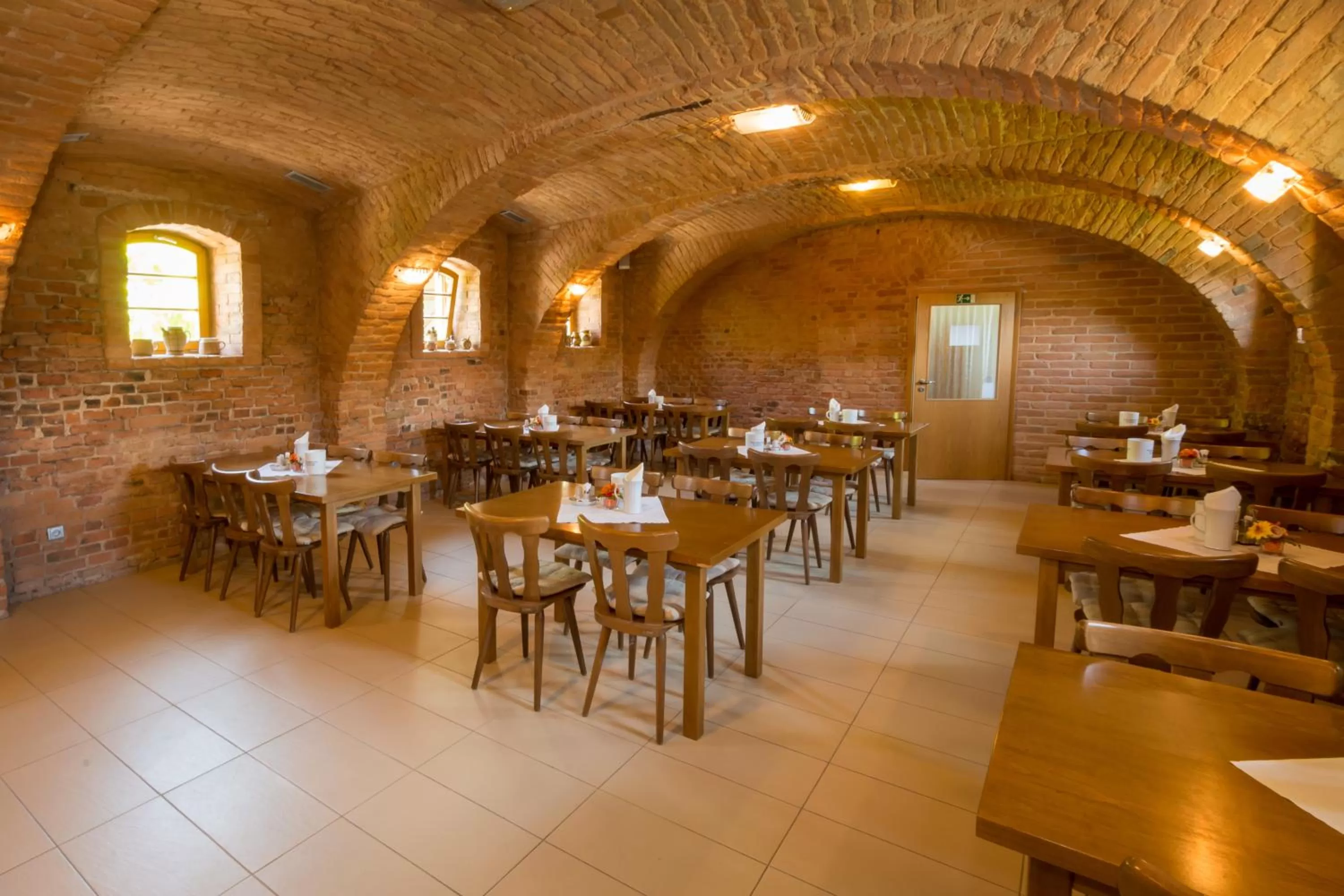 Restaurant/Places to Eat in Relax Hotel Stork