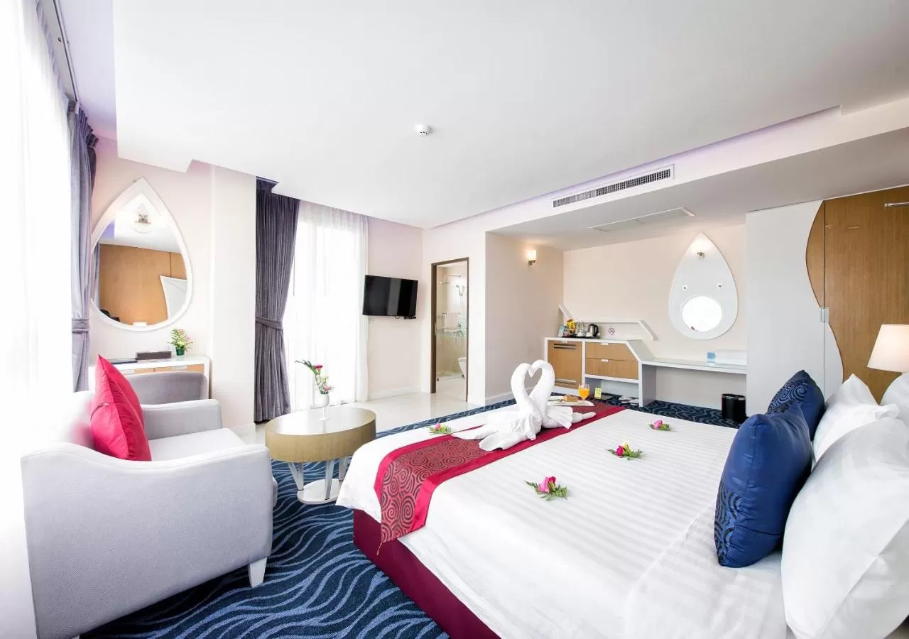 Photo of the whole room, Bed in The Paradiso JK Design Hotel