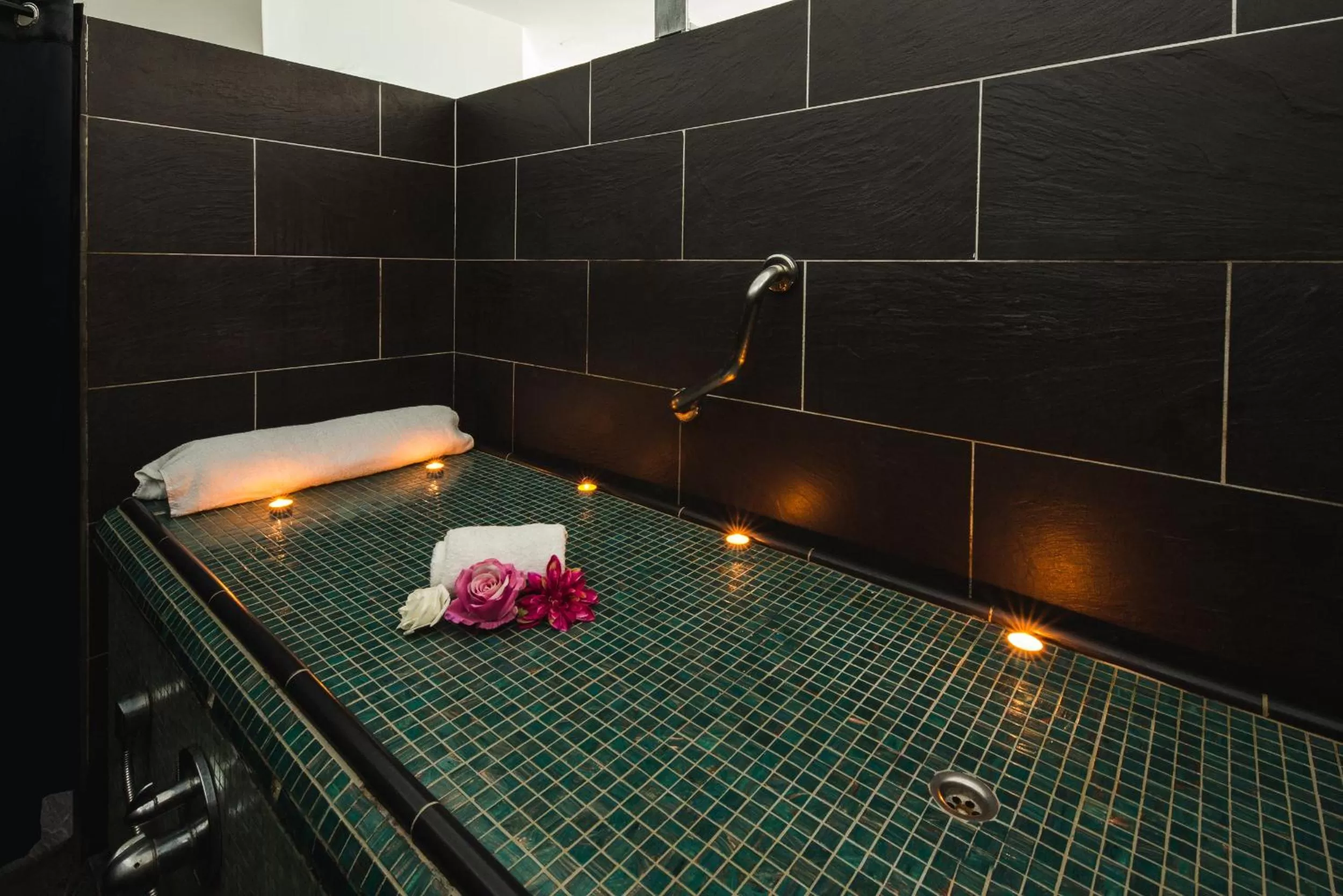 Spa and wellness centre/facilities in Hôtel Spa Restaurant La Madrague