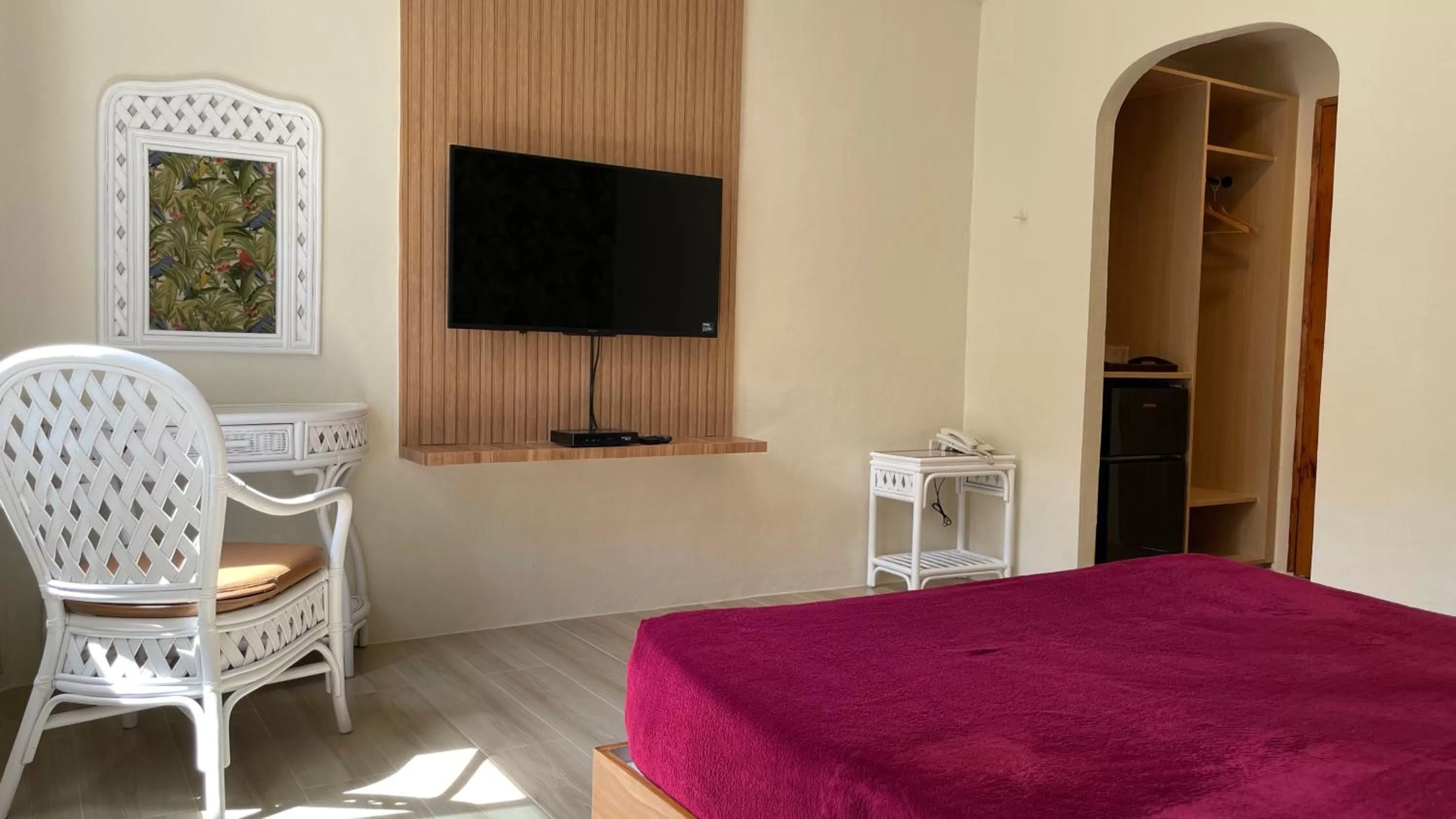 Photo of the whole room, Bed in Red Knight Gardens