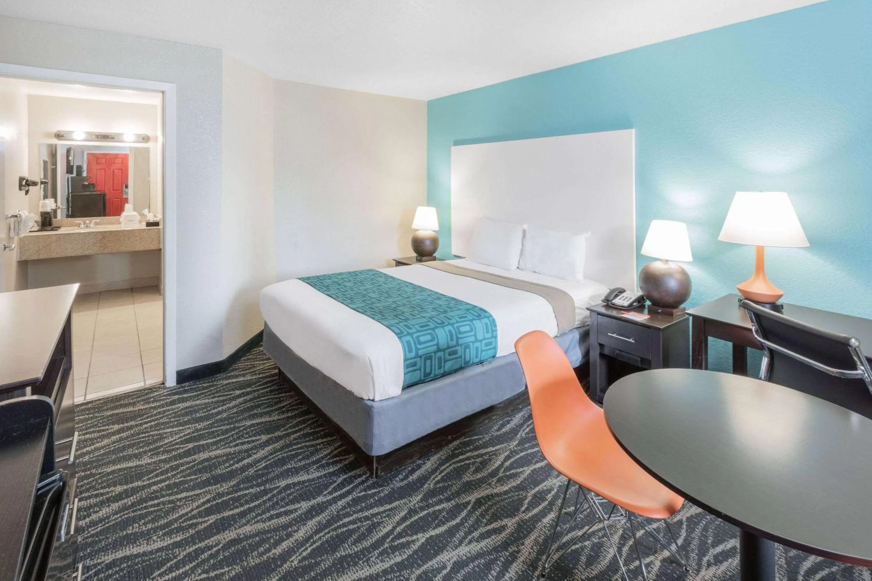 Photo of the whole room, Bed in Howard Johnson by Wyndham Houston Hobby Airport
