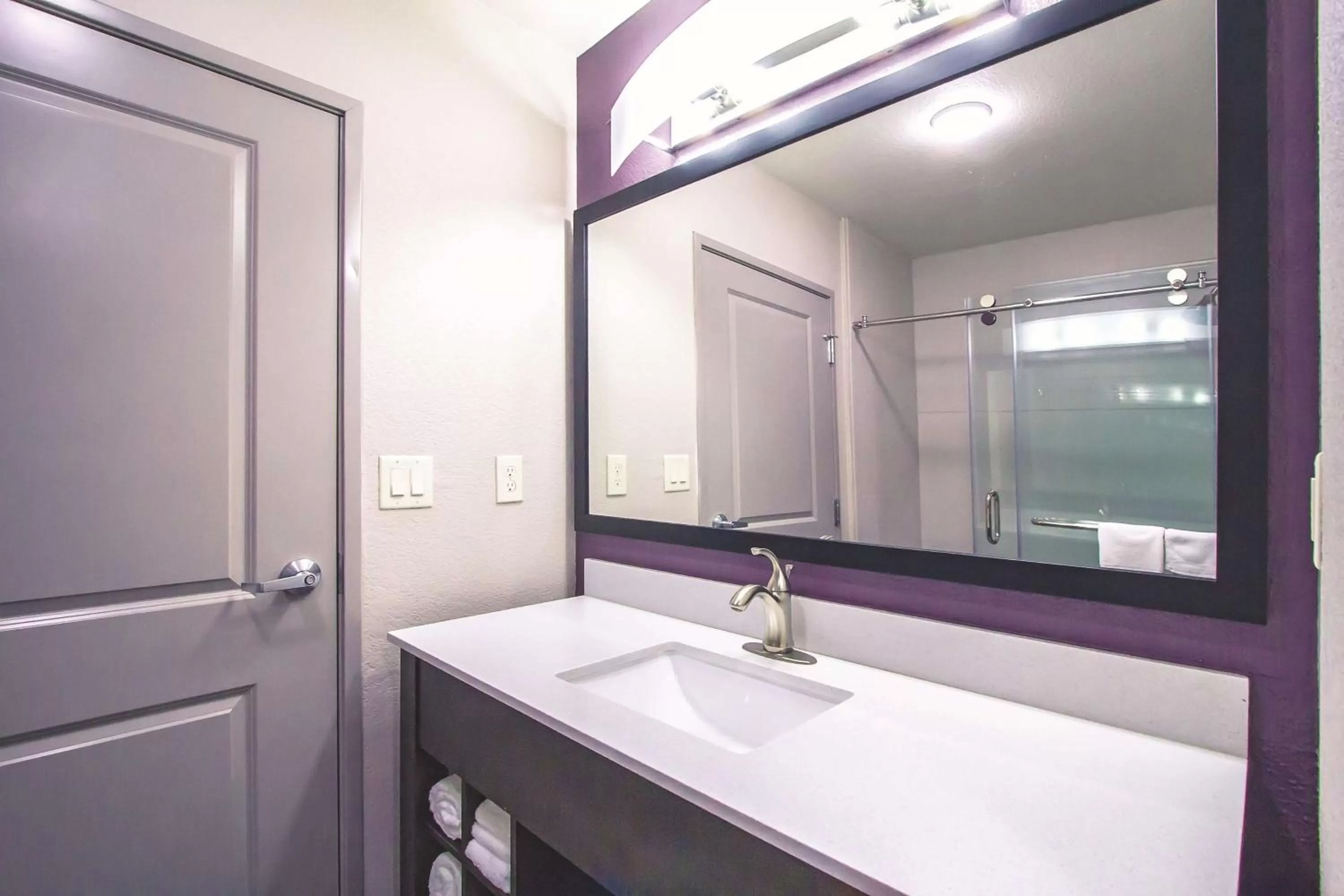 Photo of the whole room in La Quinta by Wyndham Pampa