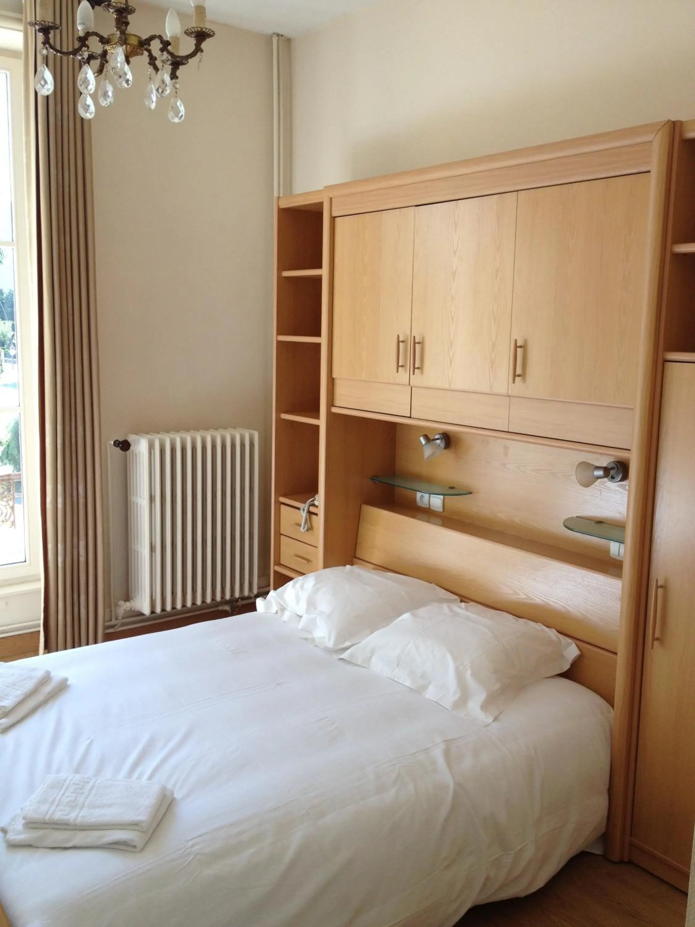 Bed in Hotel Couleurs Sud Centre-ville Gare Charleville-Mézières