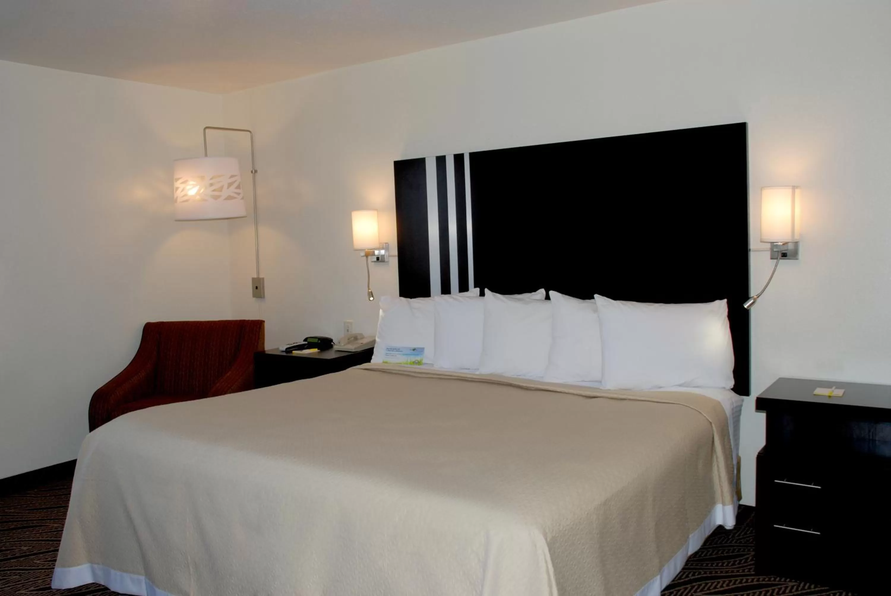 Bed in Days Inn by Wyndham Dyersburg