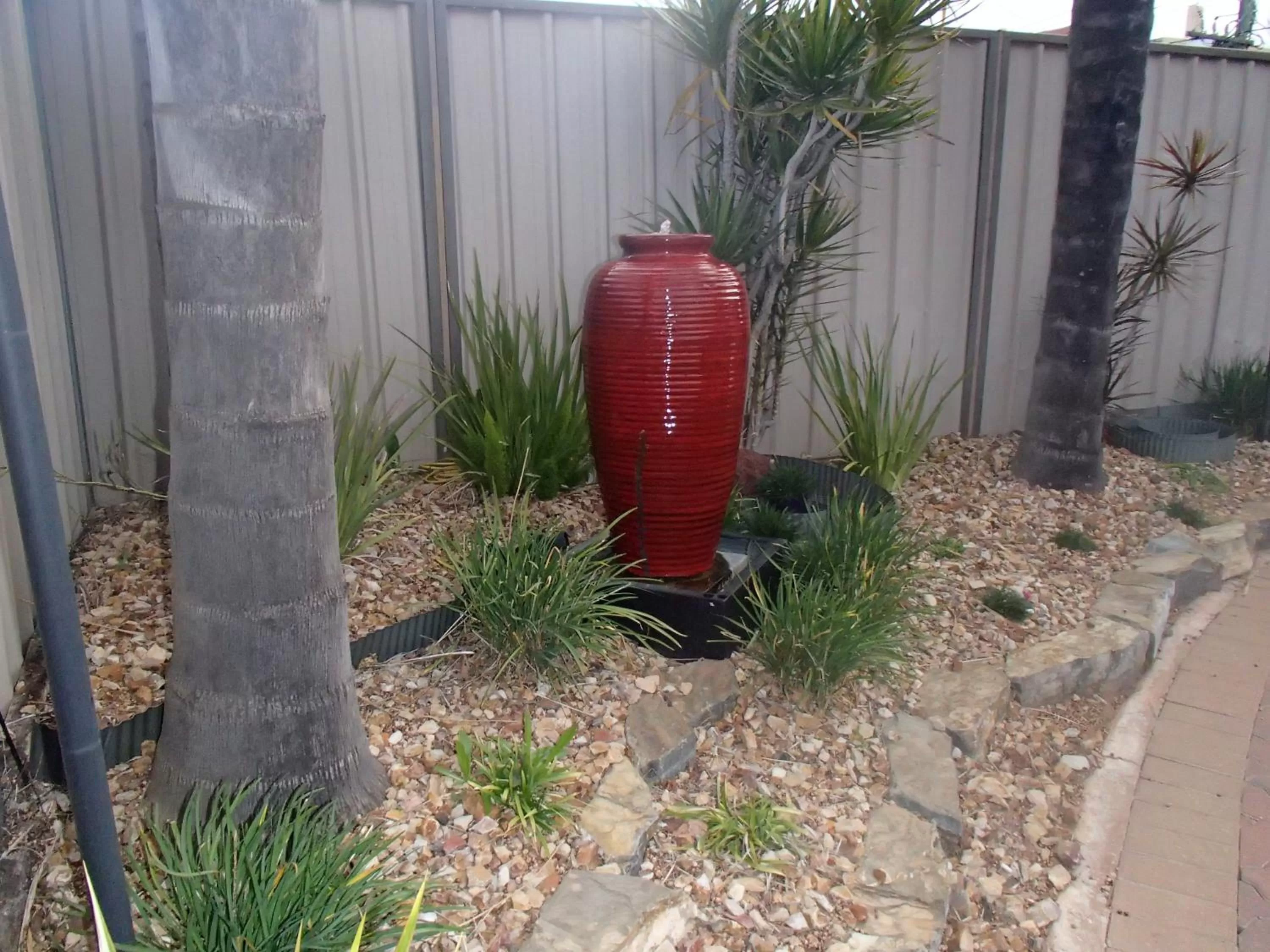 Garden in City Colonial Motor Inn
