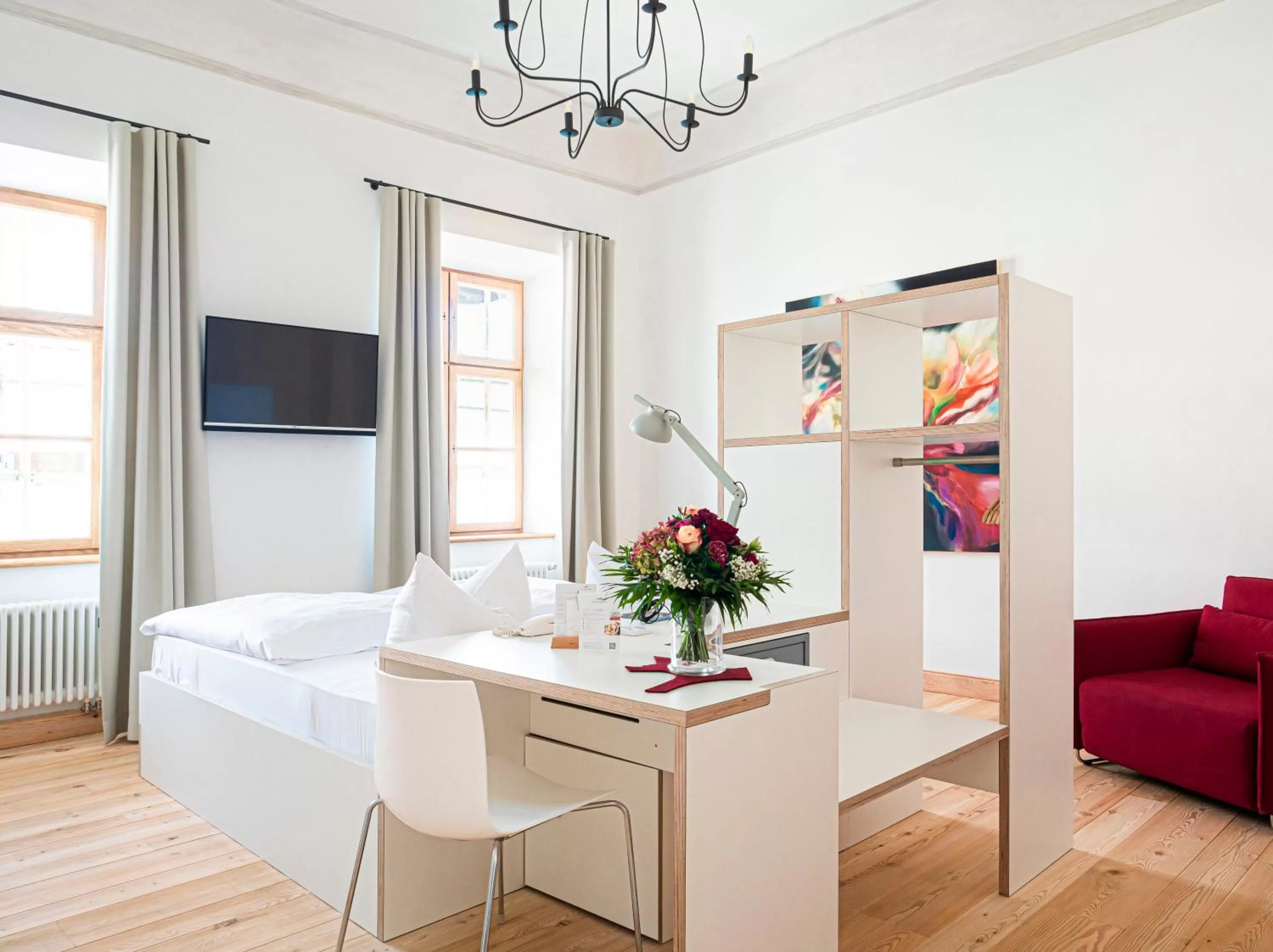 Photo of the whole room, Bed in Post Berching