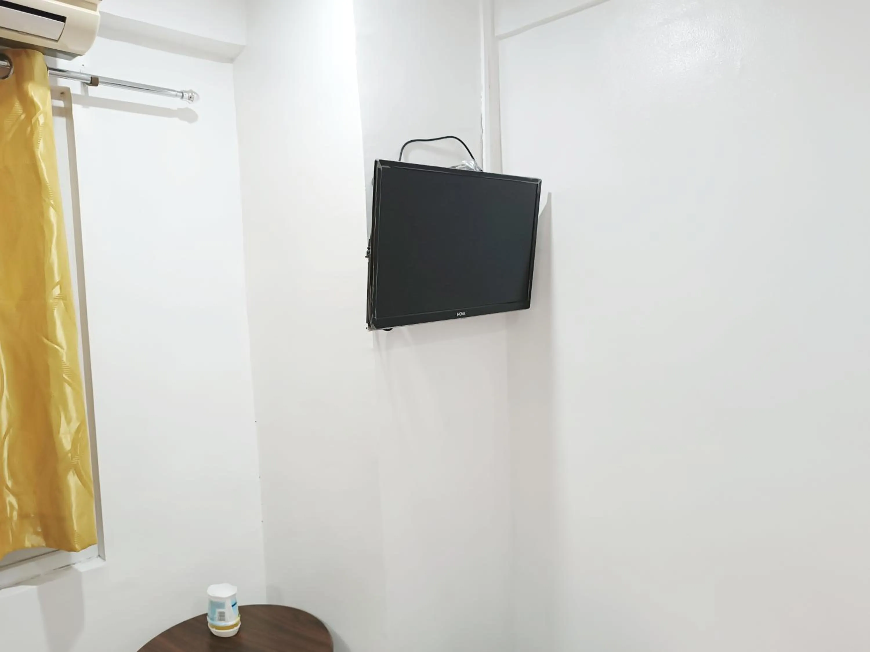 Communal lounge/ TV room in 8Hostel