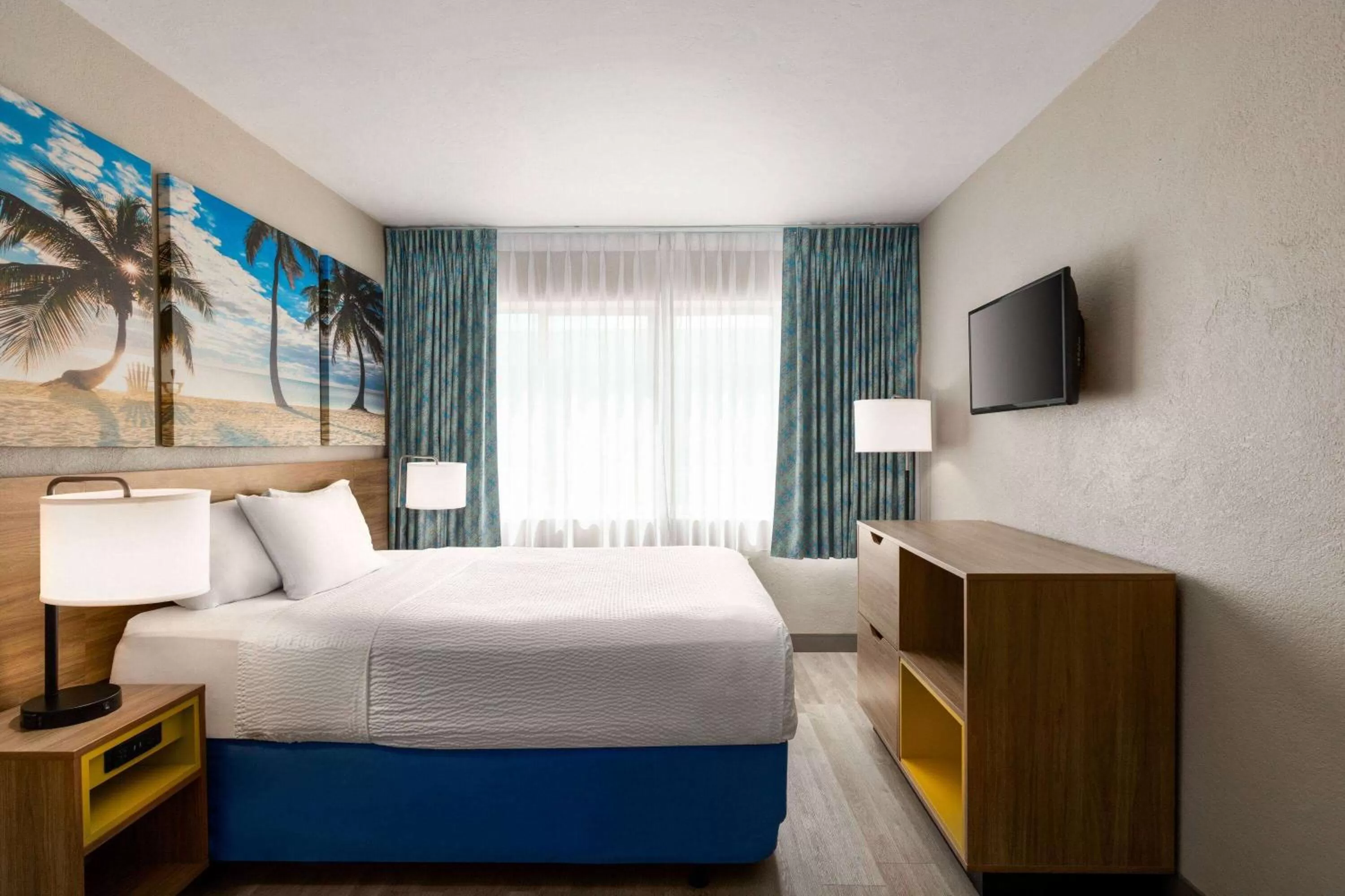 Photo of the whole room, Bed in Days Inn by Wyndham Miami Airport North