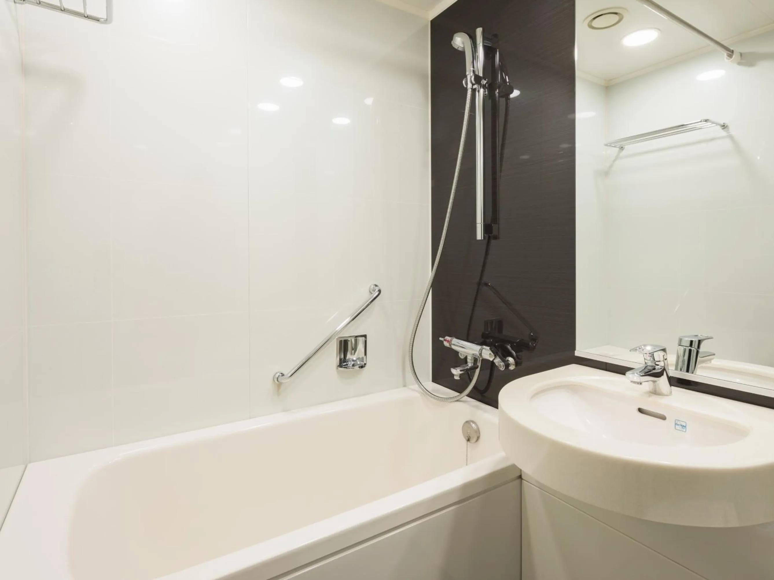 Shower in Hotel Metropolitan Tokyo Marunouchi