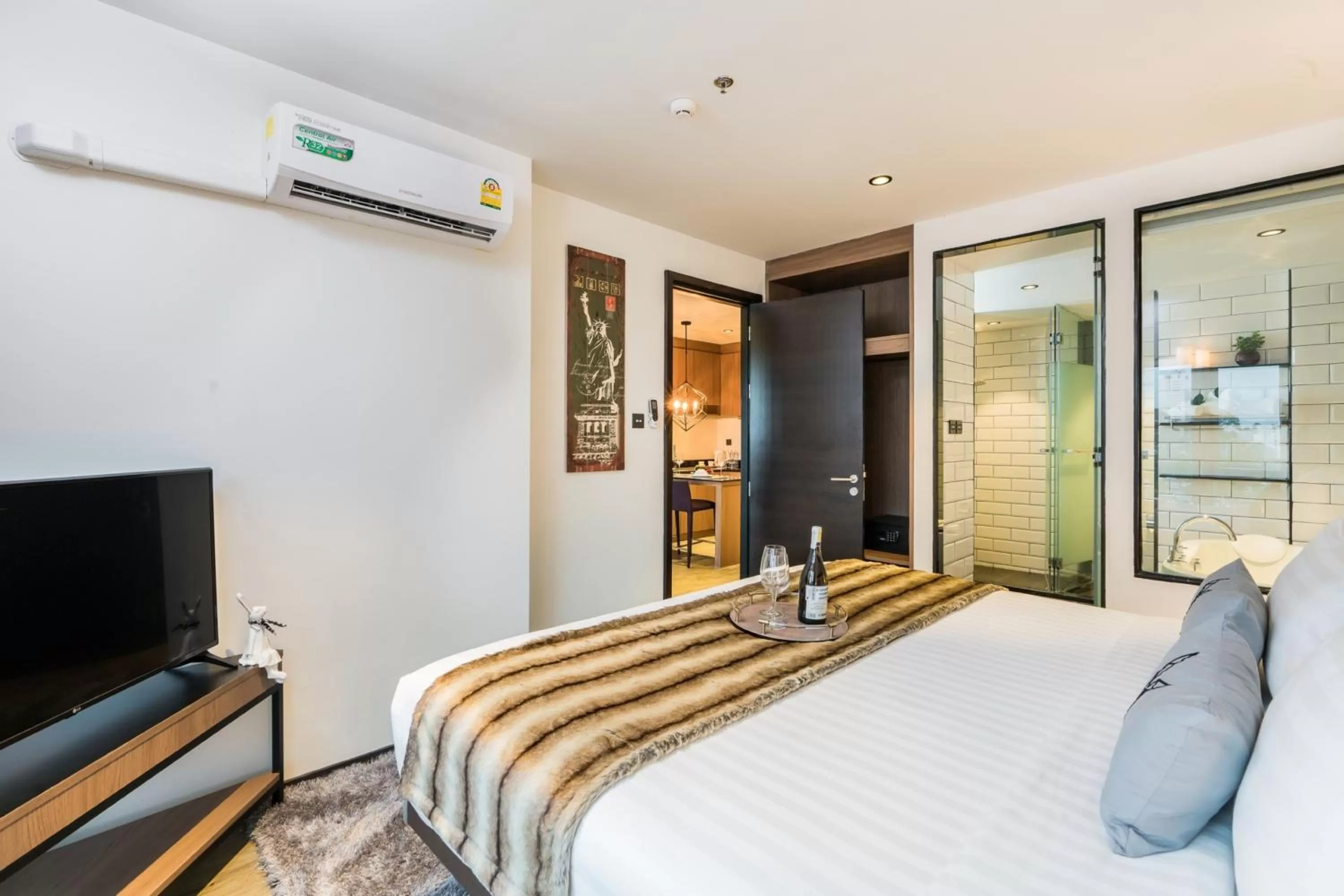 Bed in SureStay Plus by Best Western T Pattaya