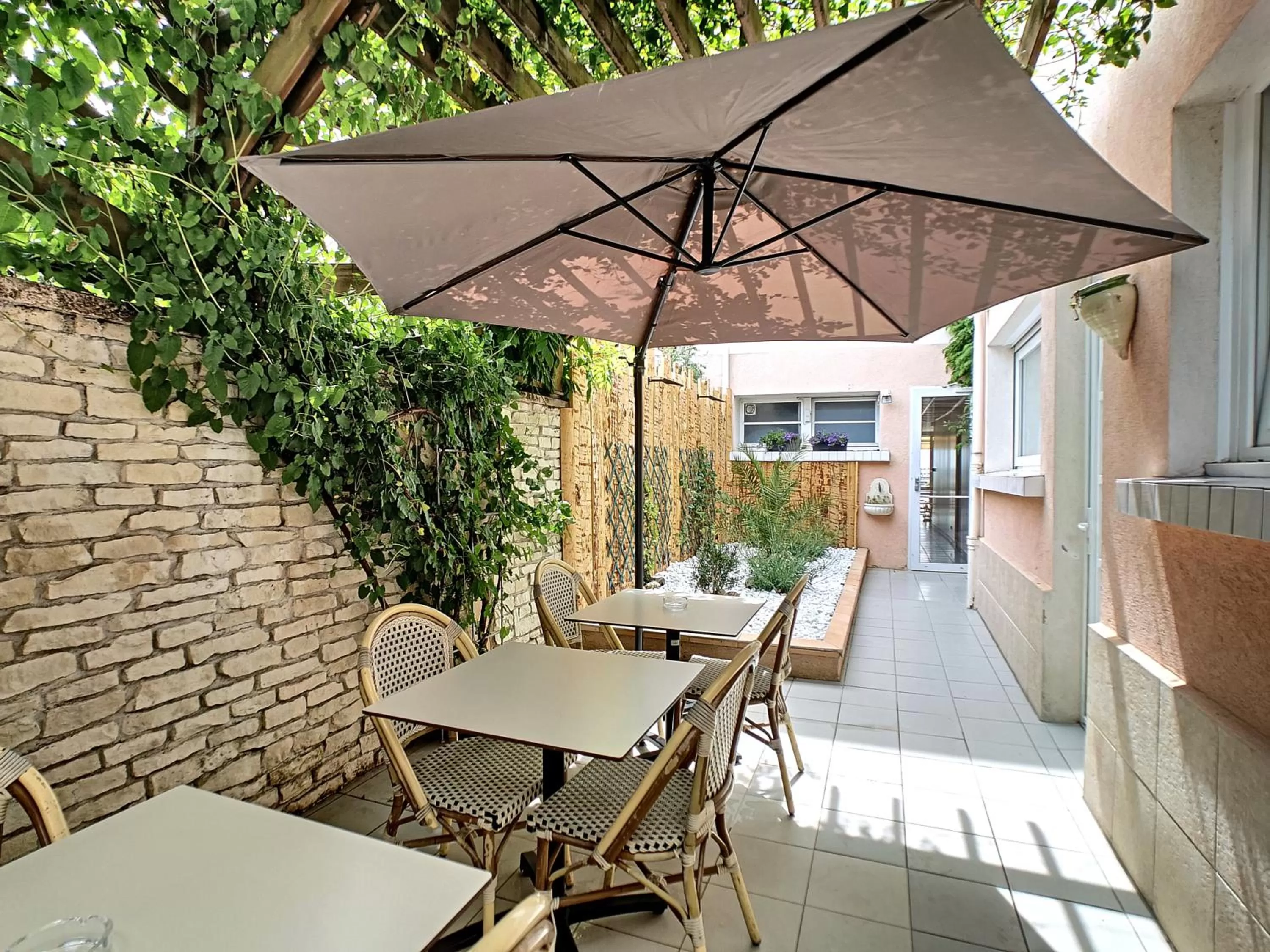 Patio in Logis Hôtel Rêve de Sable