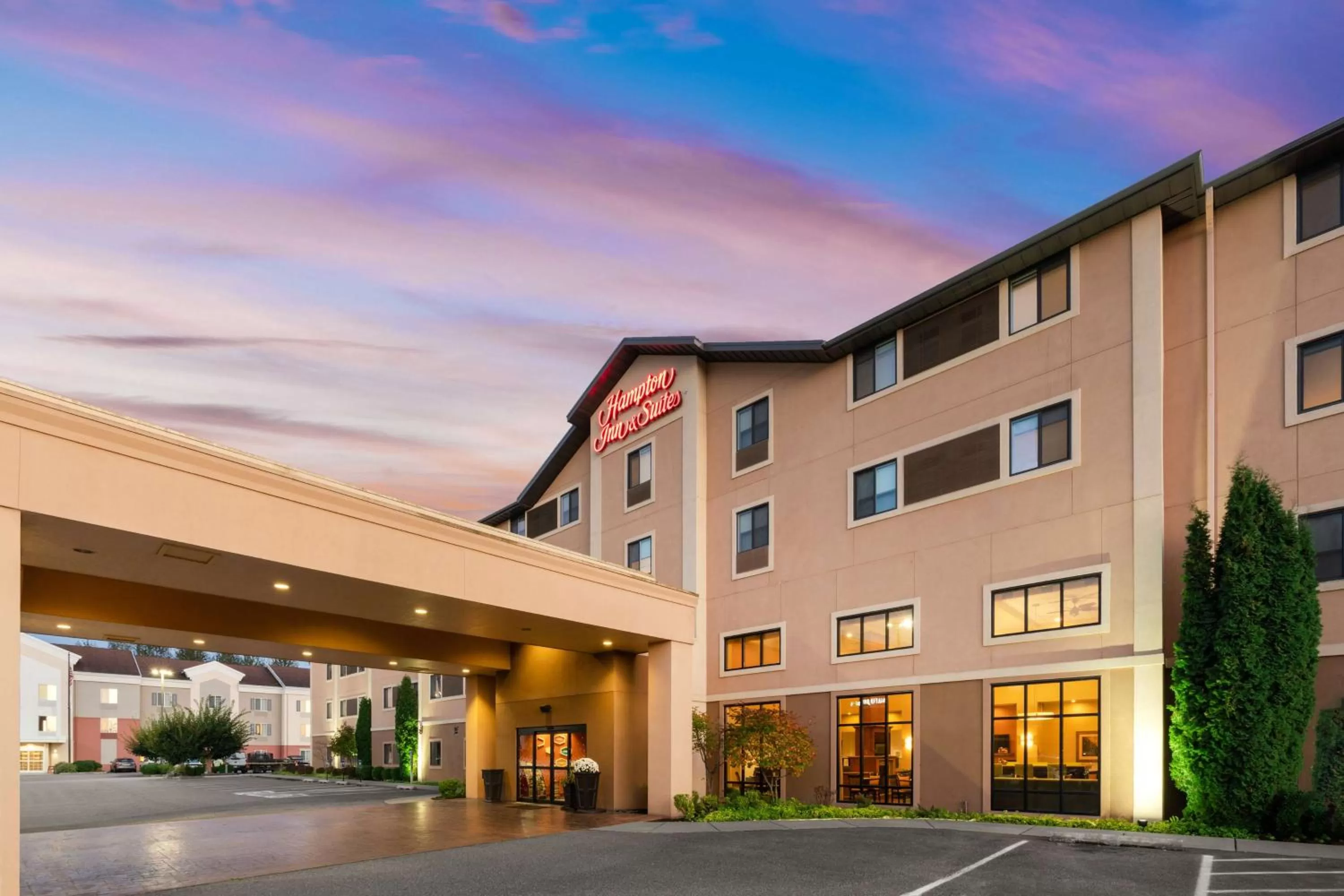 Property building in Hampton Inn & Suites Burlington