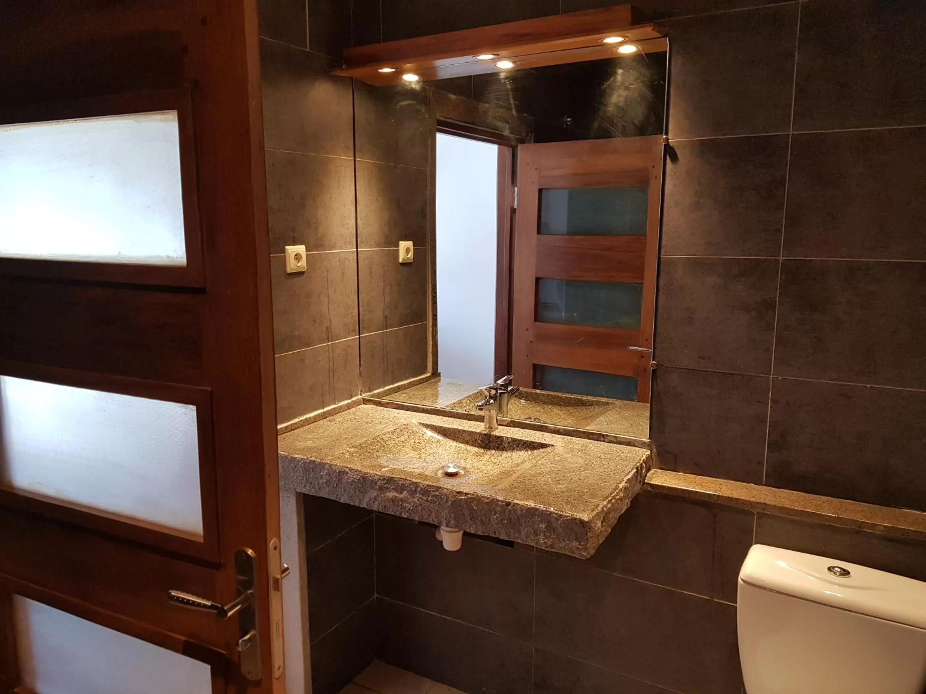 Shower in Ikopa Hôtel Madagascar