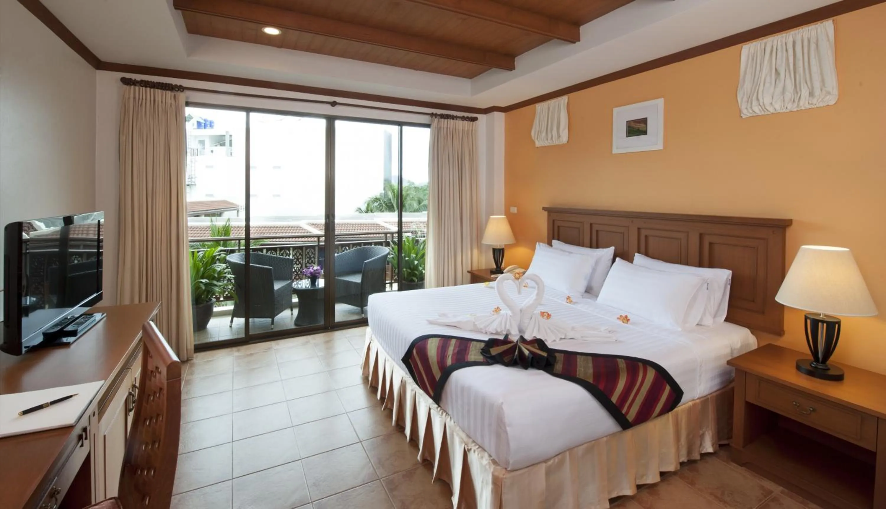 Photo of the whole room, Bed in Sun Hill Hotel Patong