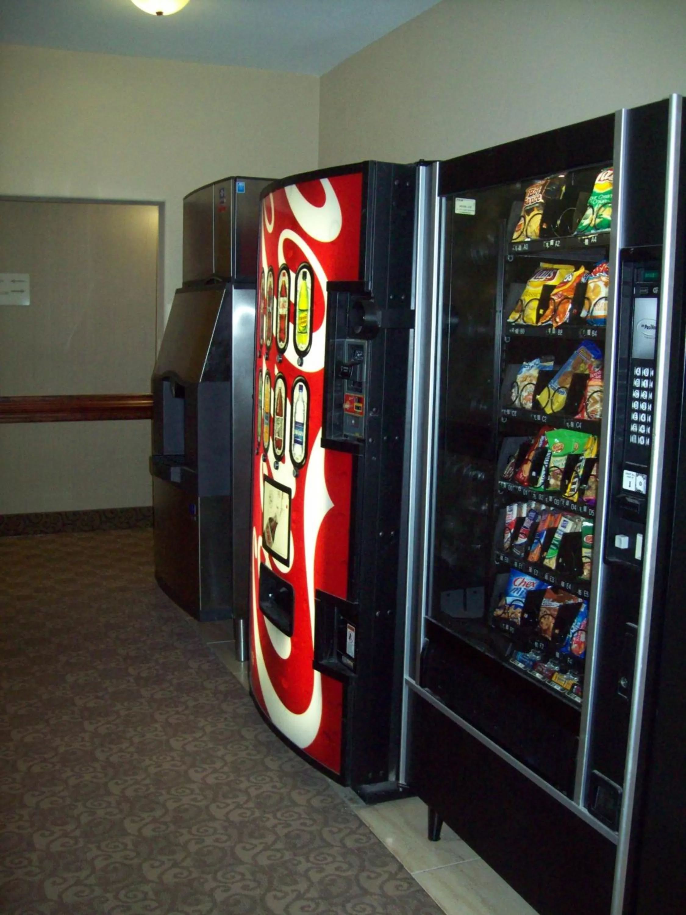 vending machine in Magnolia Inn and Suites Pooler