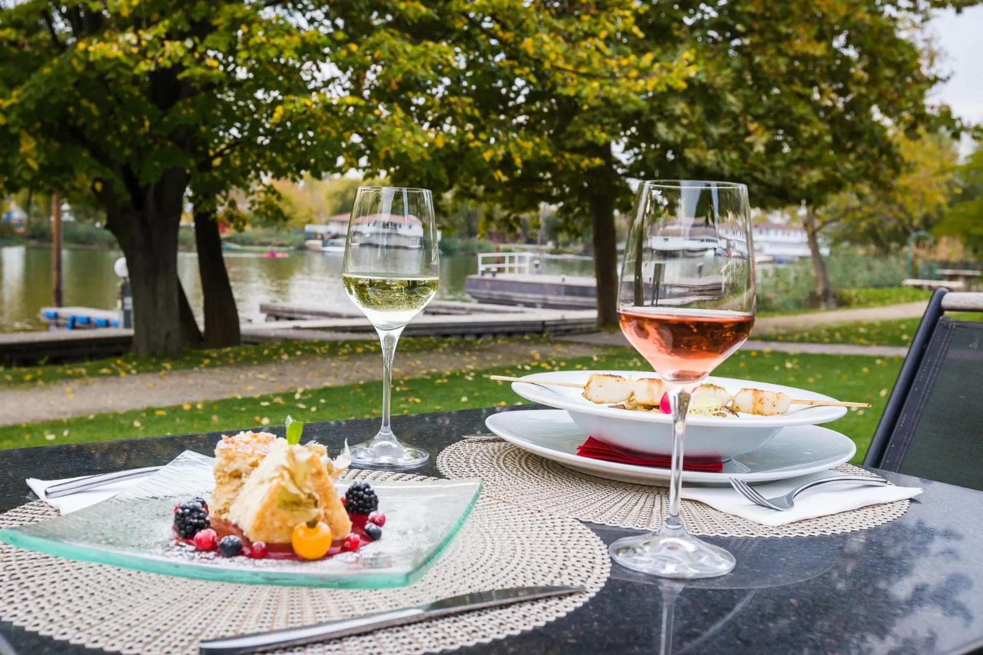 Restaurant/places to eat in Duna Garden Hotel