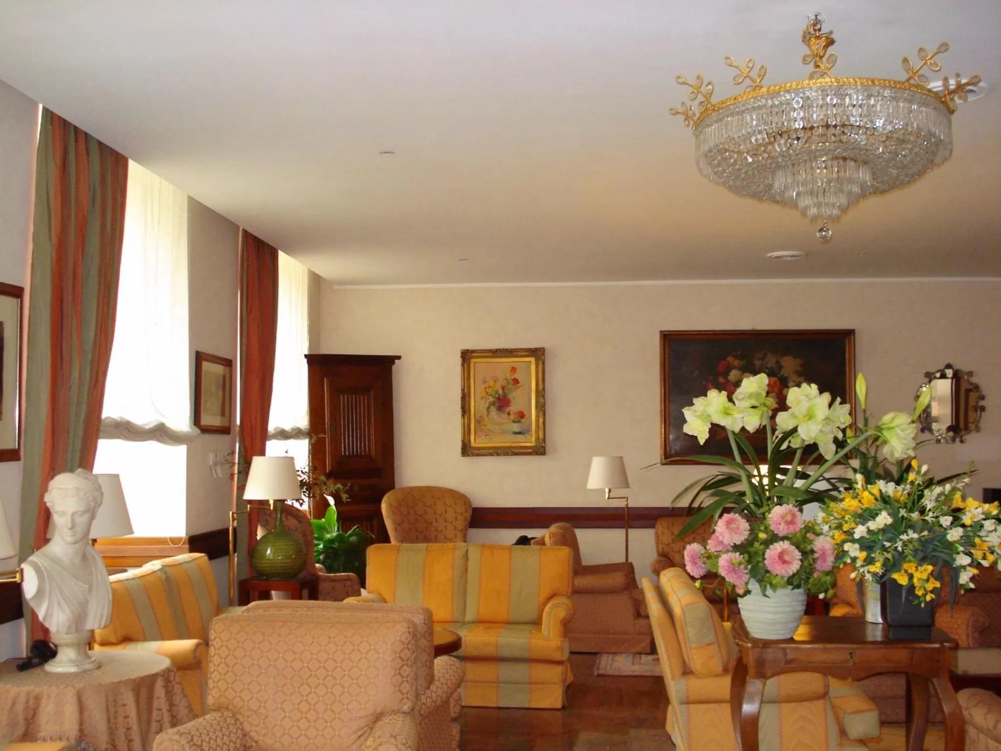 Lobby or reception in Hotel Bristol