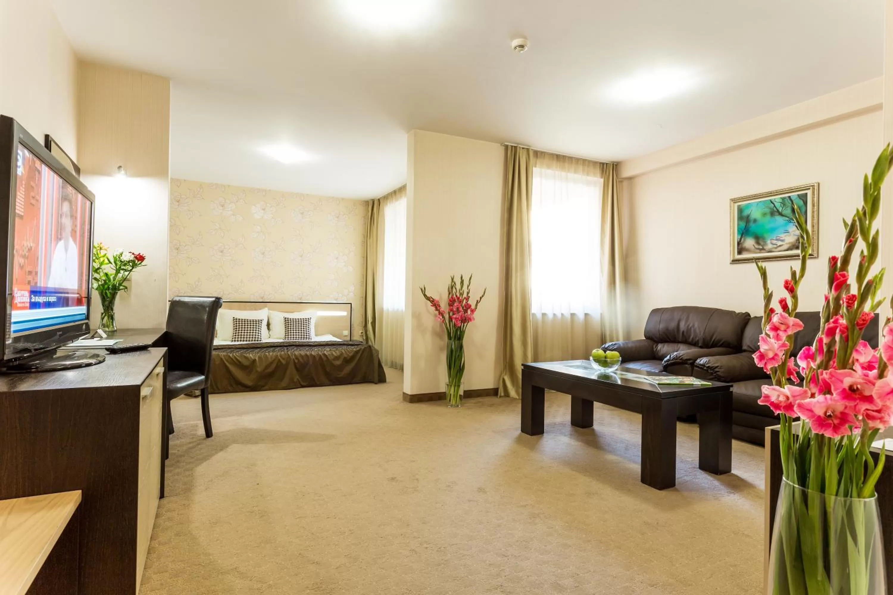 Photo of the whole room in City Avenue Hotel