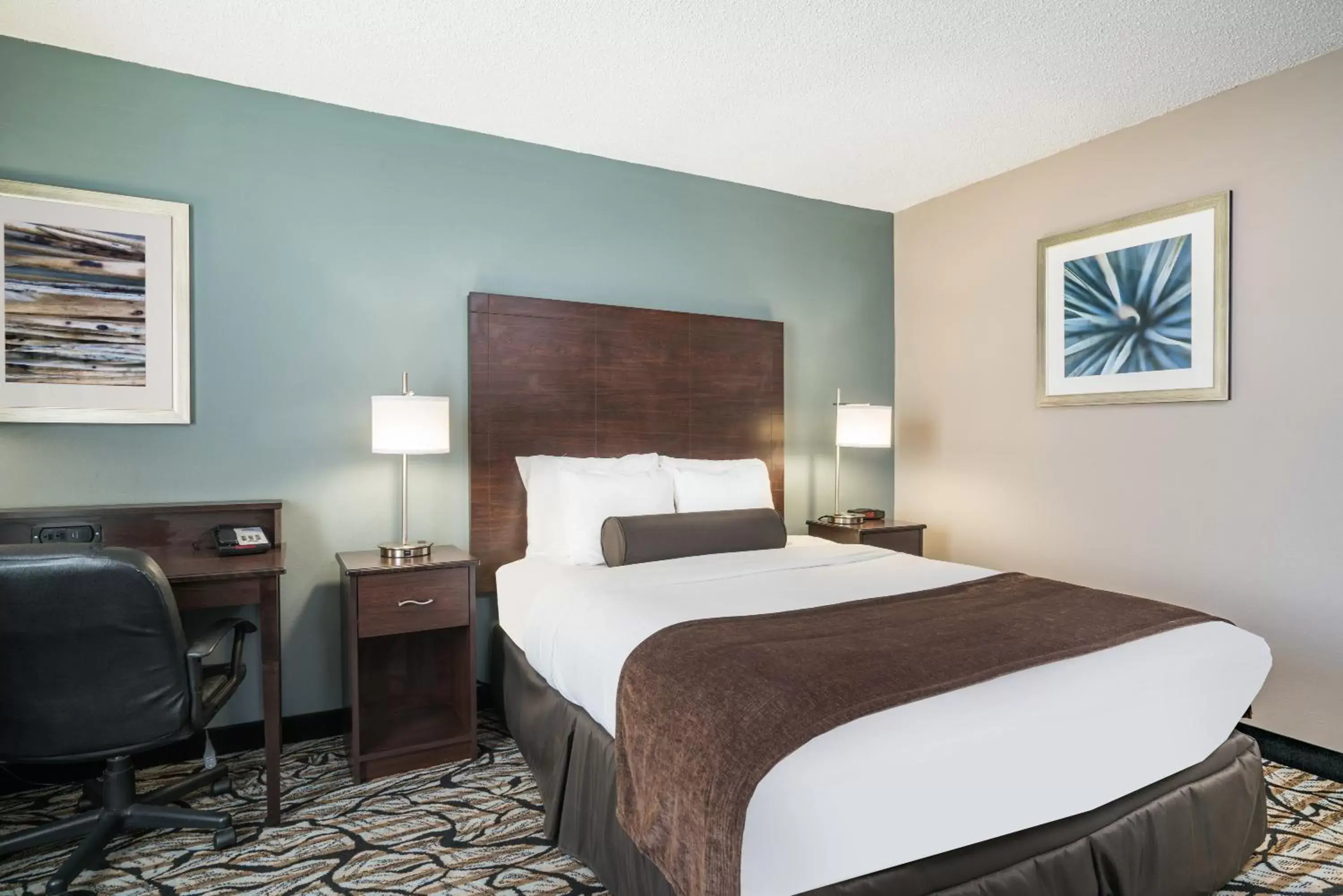 Queen Room - Mobility Access/Non-Smoking in Days Inn & Suites by Wyndham Wausau Queen Room - Mobility Access/Non-Smoking in Days Inn & Suites by Wyndham Wausau