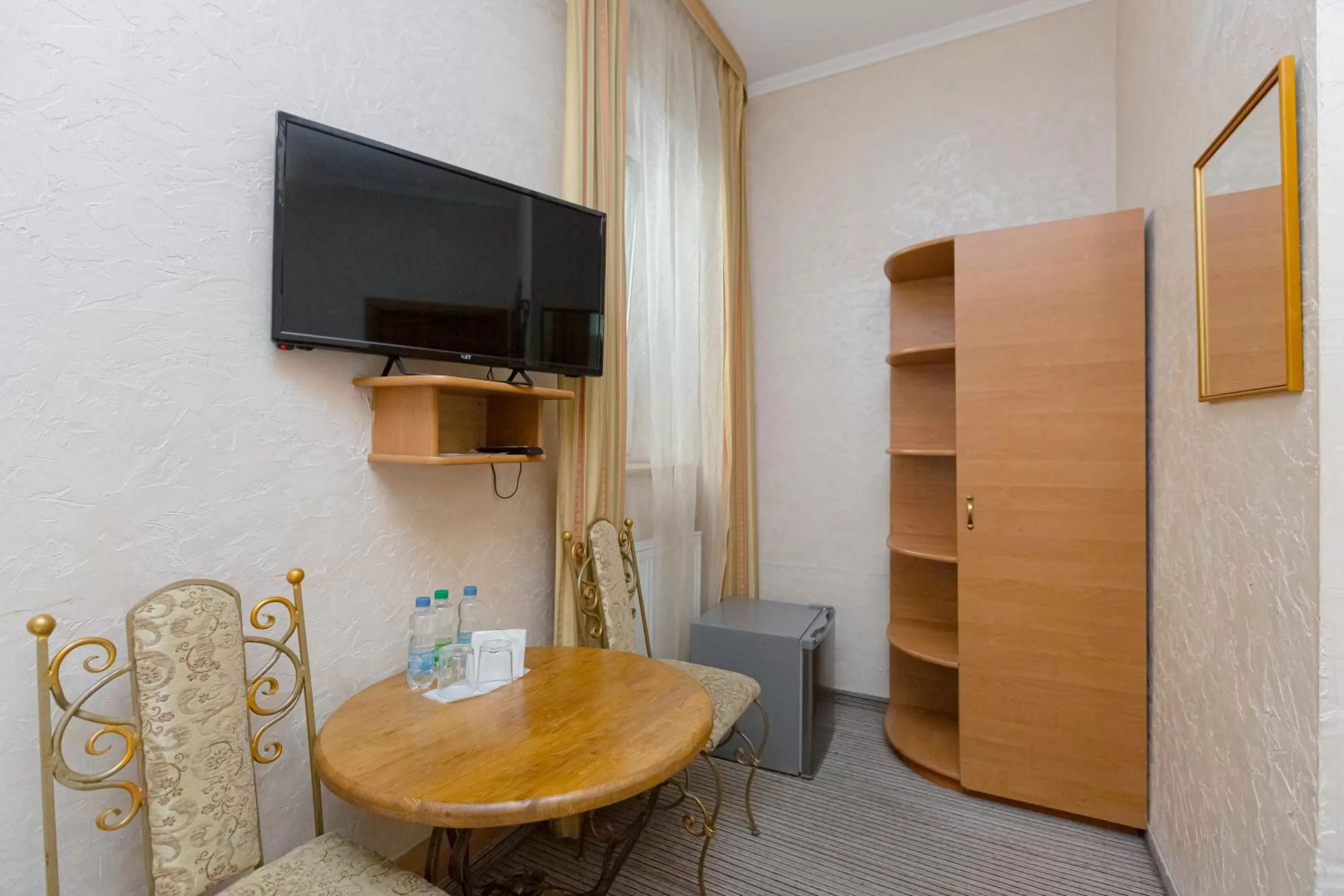 Communal lounge/ TV room, TV/Entertainment Center in Staryi Krakiv