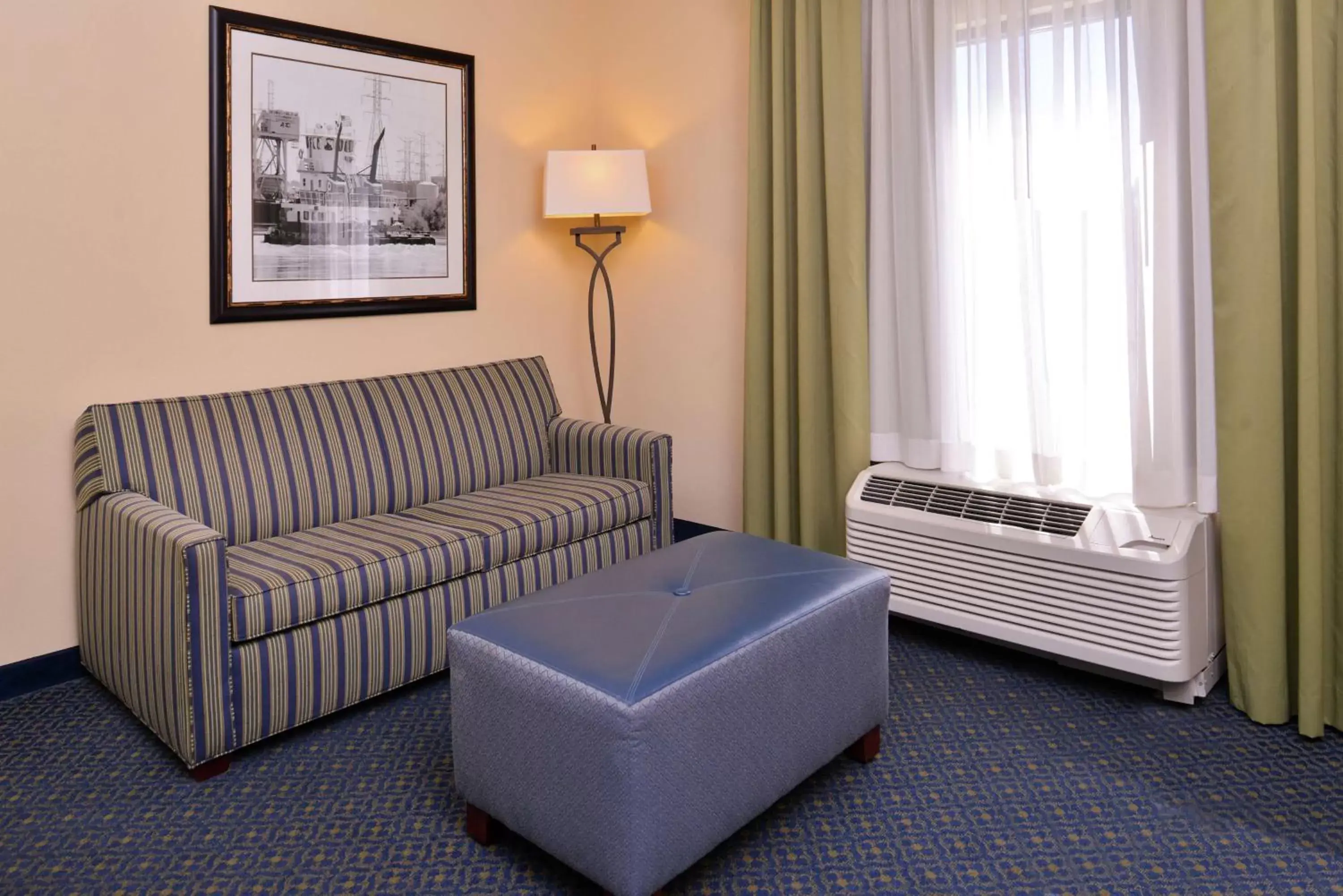 King Room with Sofa Bed and Study - Non-Smoking in Hampton Inn Jackson-College Avenue King Room with Sofa Bed and Study - Non-Smoking in Hampton Inn Jackson-College Avenue