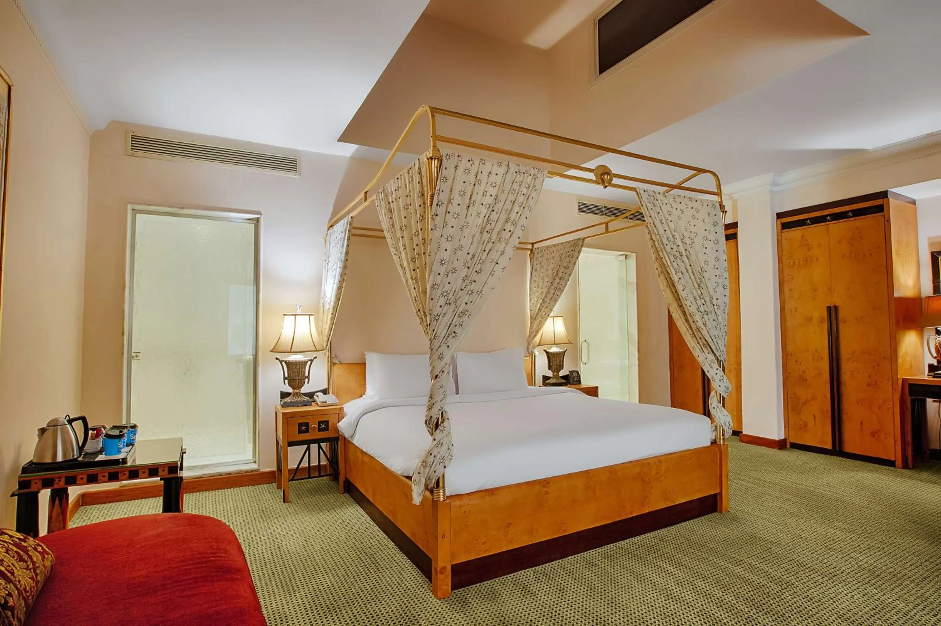 Bed in Hilton Alexandria Green Plaza