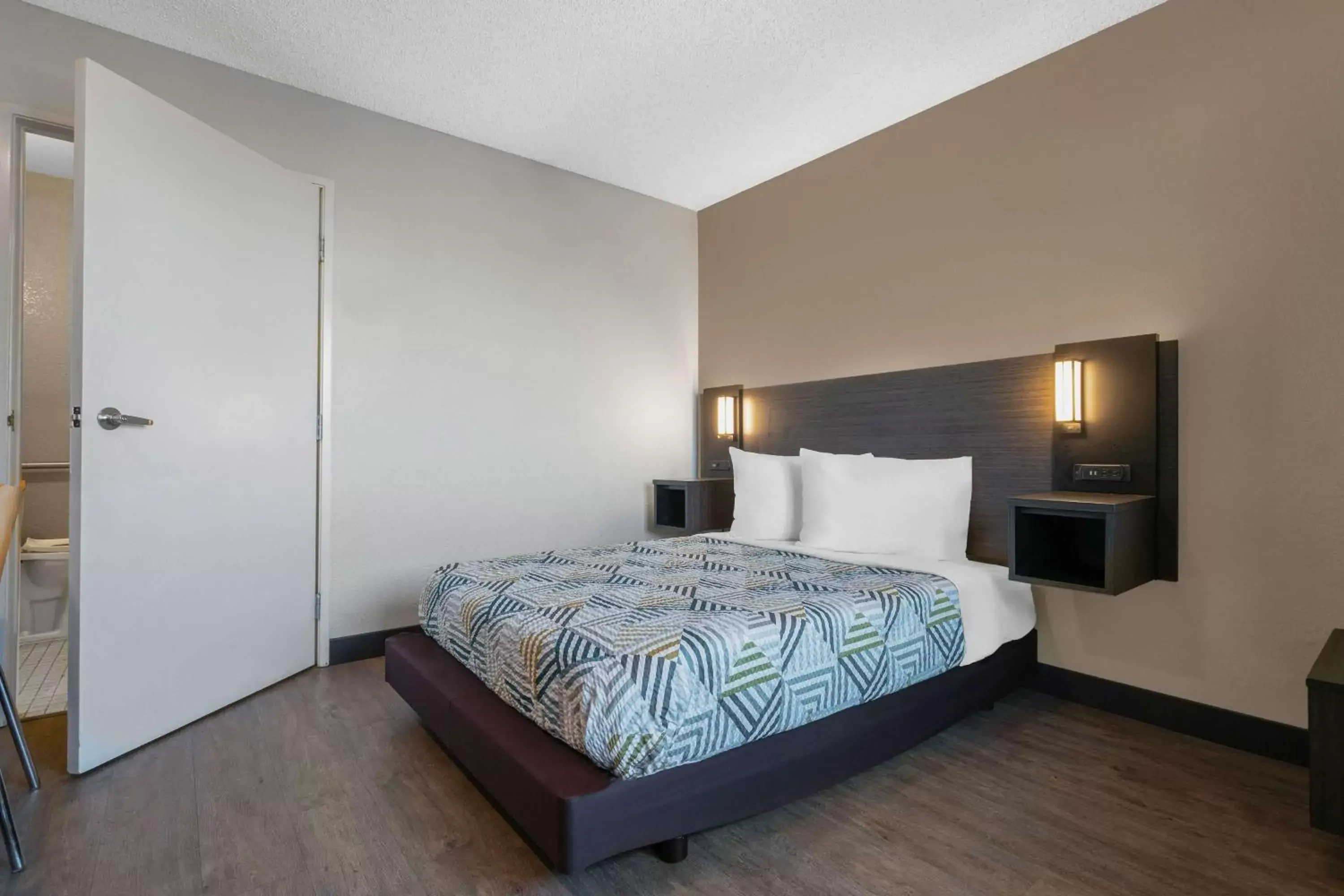 Deluxe Queen Room - Non-Smoking in Motel 6-Merced, CA - North Deluxe Queen Room - Non-Smoking in Motel 6-Merced, CA - North