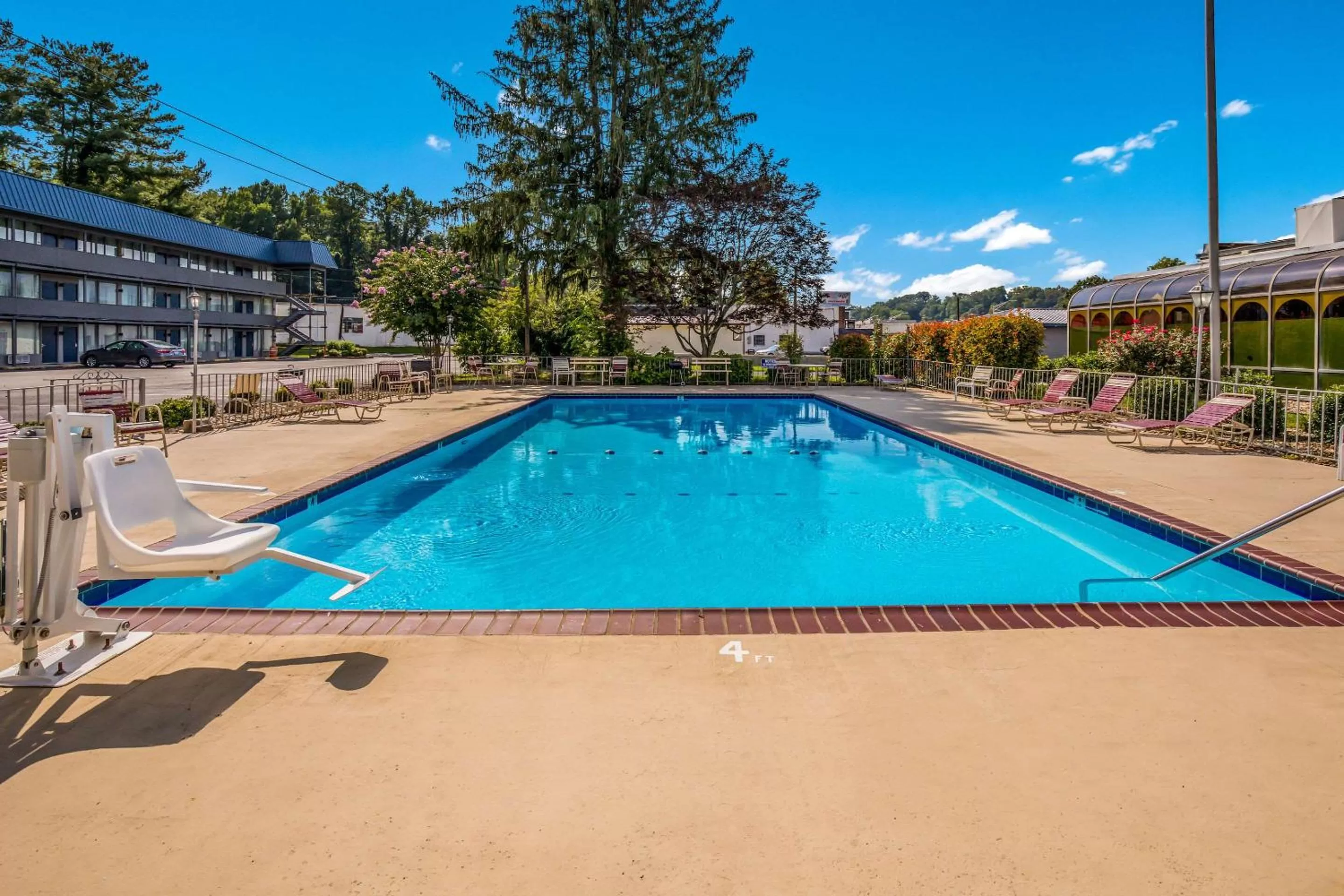 Swimming pool in Suburban Studios Middlesboro