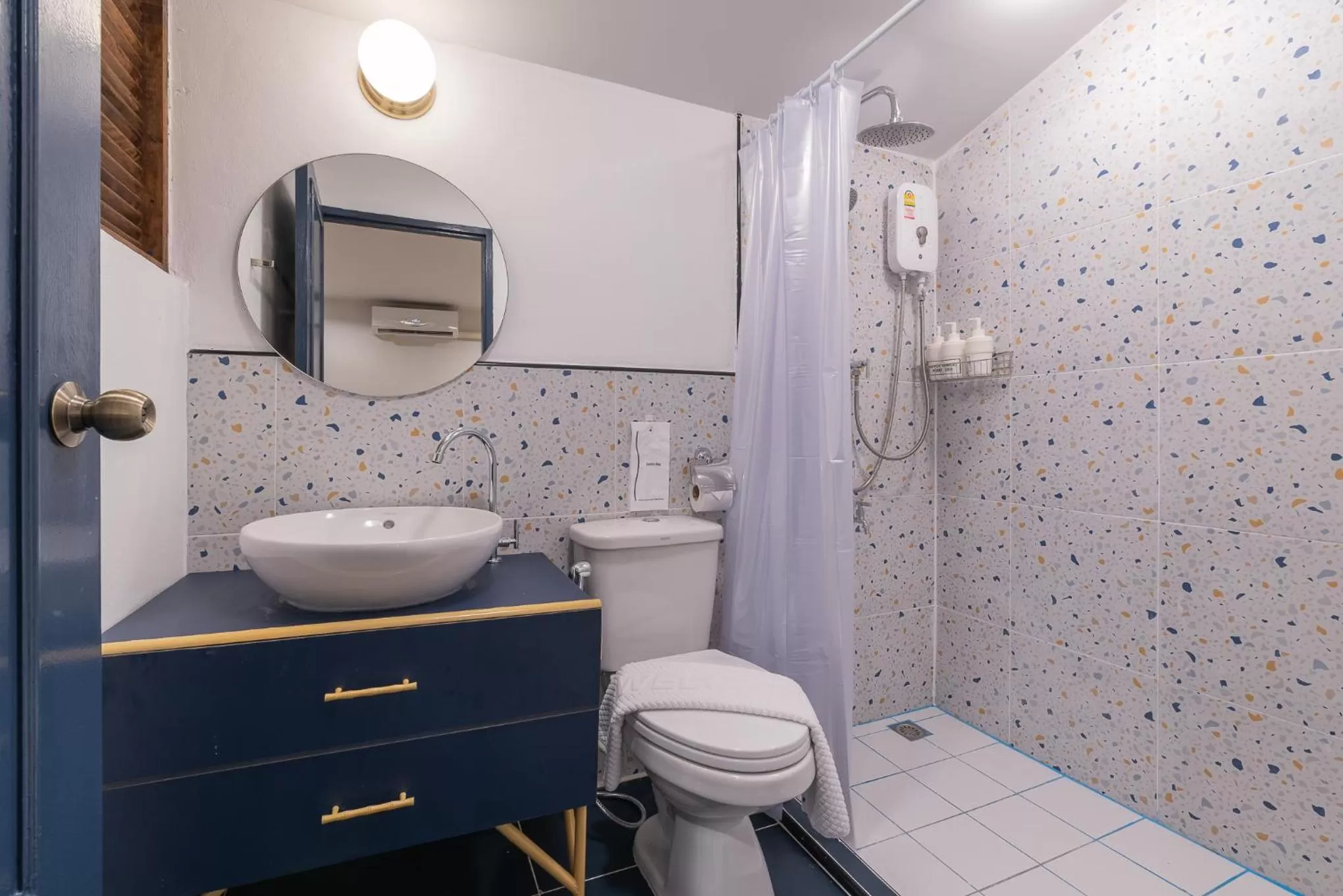 Shower in The Mellow Pillow Hotel @ Chiang Mai Gate