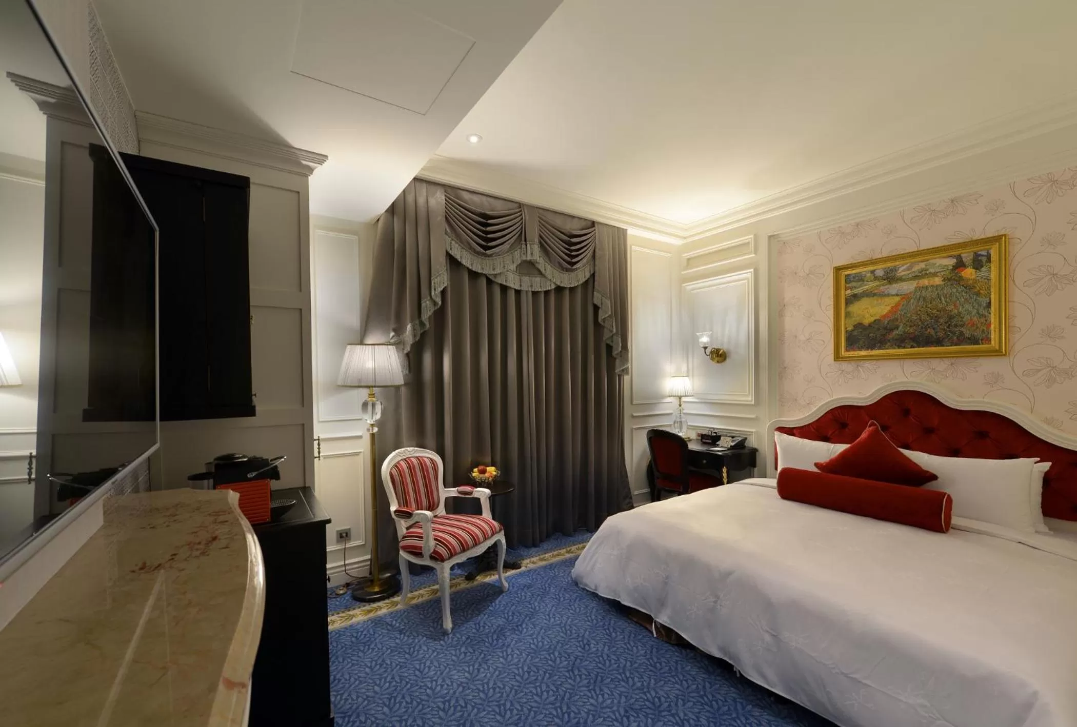 Photo of the whole room, Bed in Golden Tulip RS Boutique Hotel-Tainan