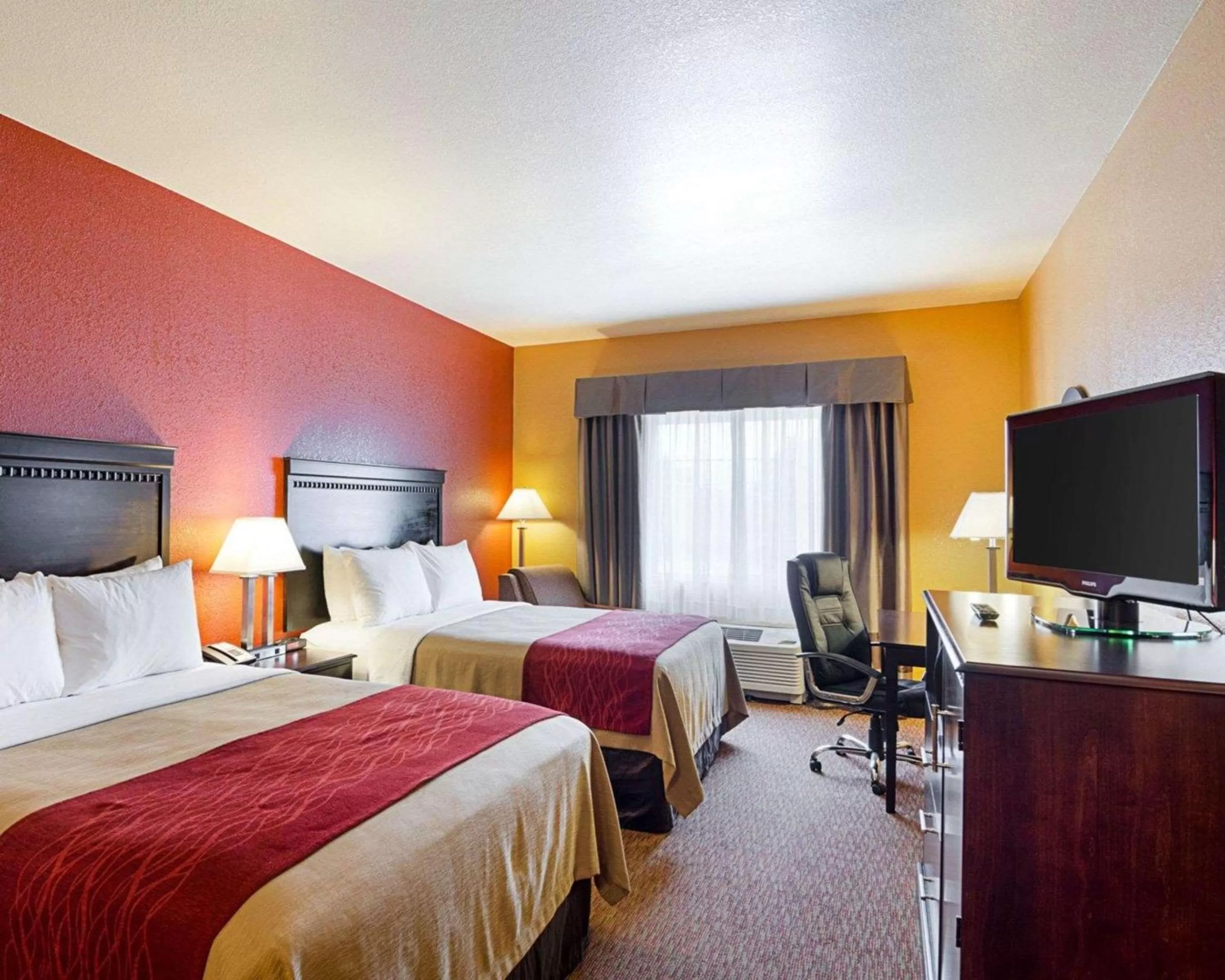 Photo of the whole room, Bed in Comfort Inn & Suites Orange - Montpelier