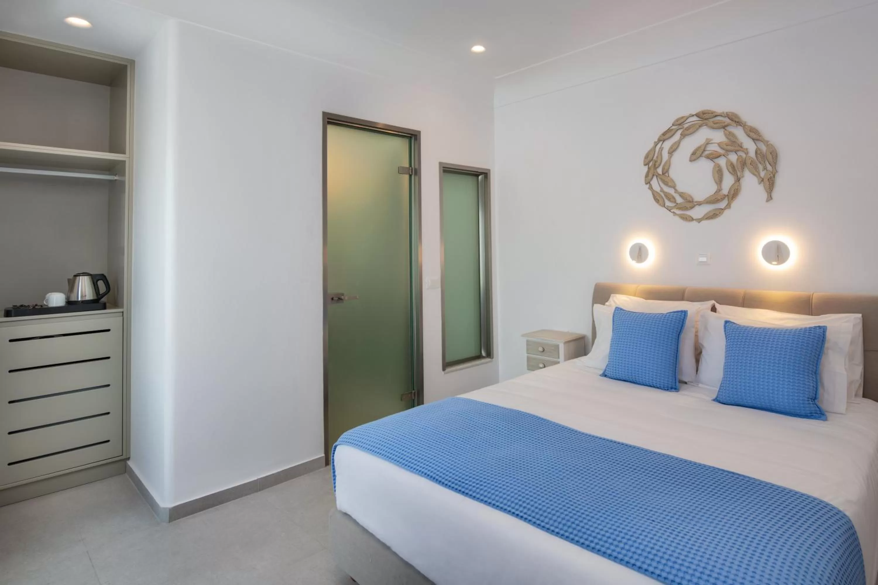 Photo of the whole room, Bed in City Break