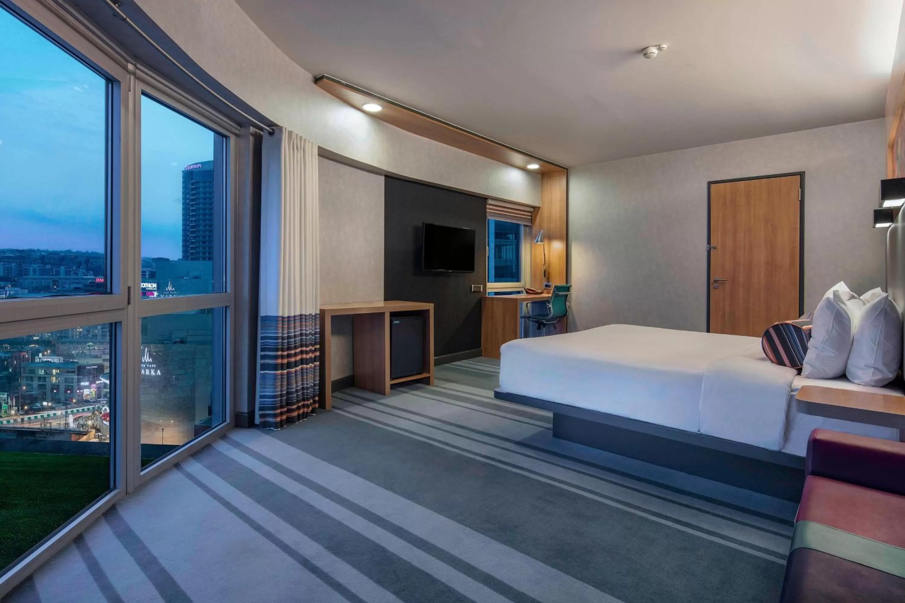 Photo of the whole room, Bed in Aloft Bursa Hotel