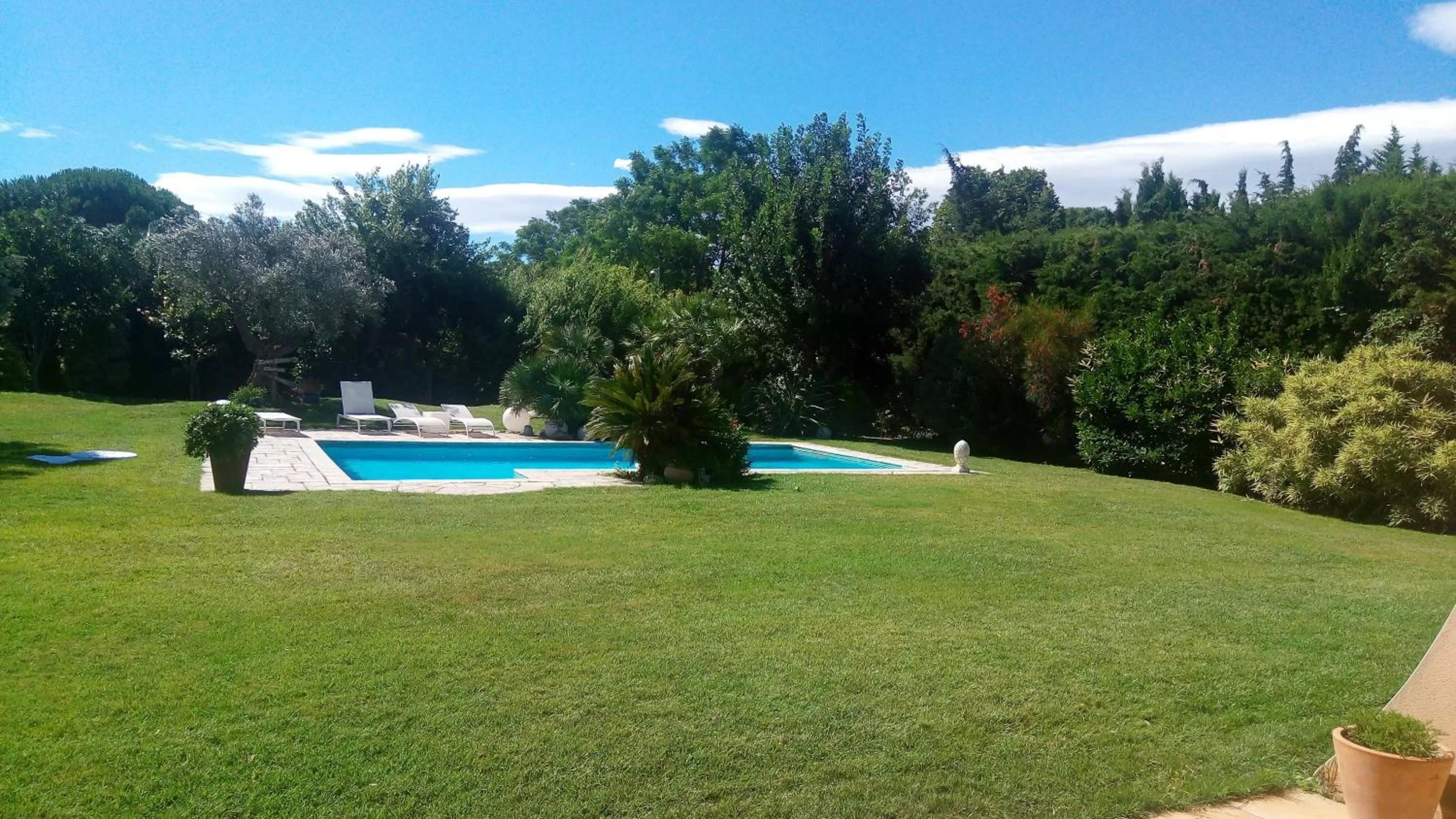 Swimming Pool in Maison Parc Ducup
