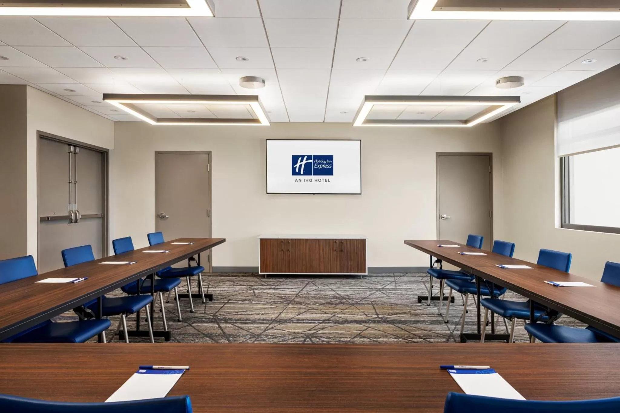 Meeting/conference room in Holiday Inn Express - Strathroy by IHG
