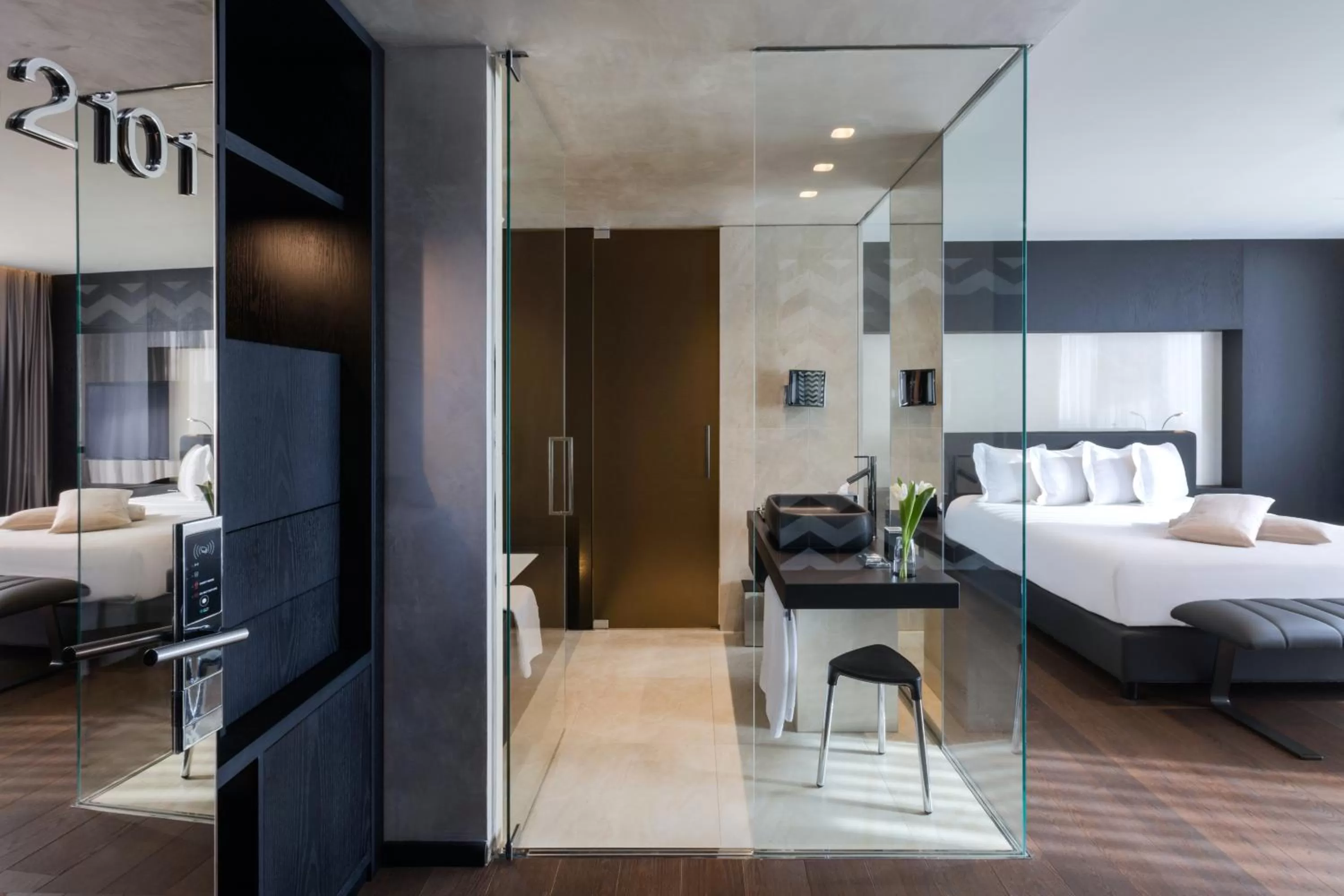 Bathroom, Bed in Maritim Hotel Plaza Tirana