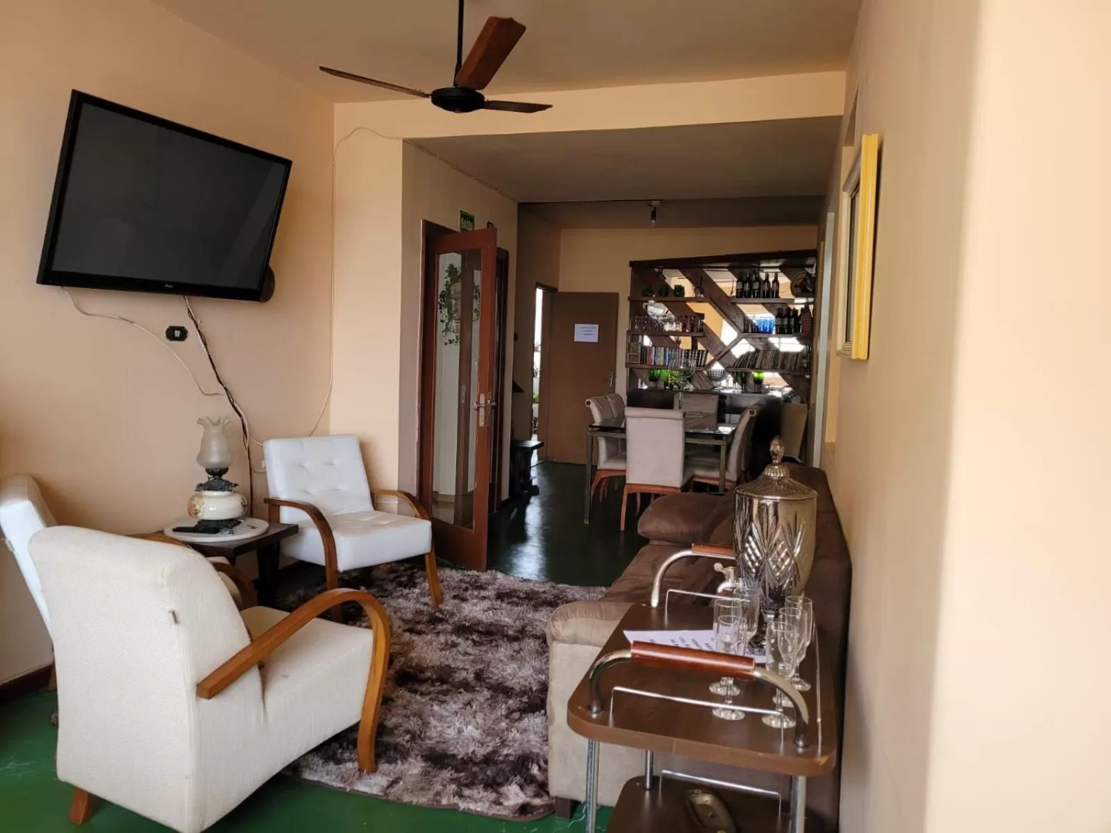 Living room, TV/Entertainment Center in Taufik Hotel