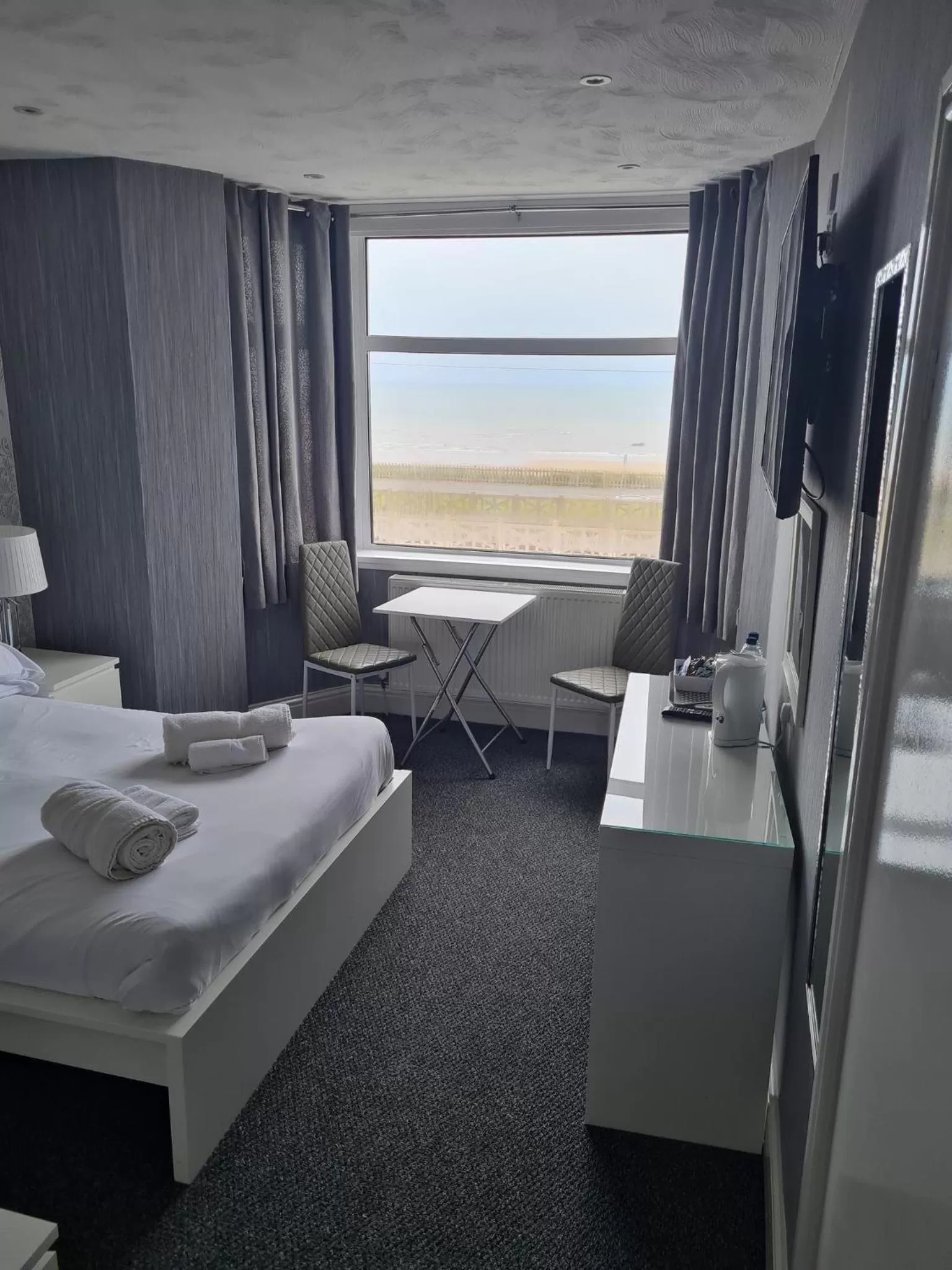 View (from property/room), Bed in Queens Plaza Hotel