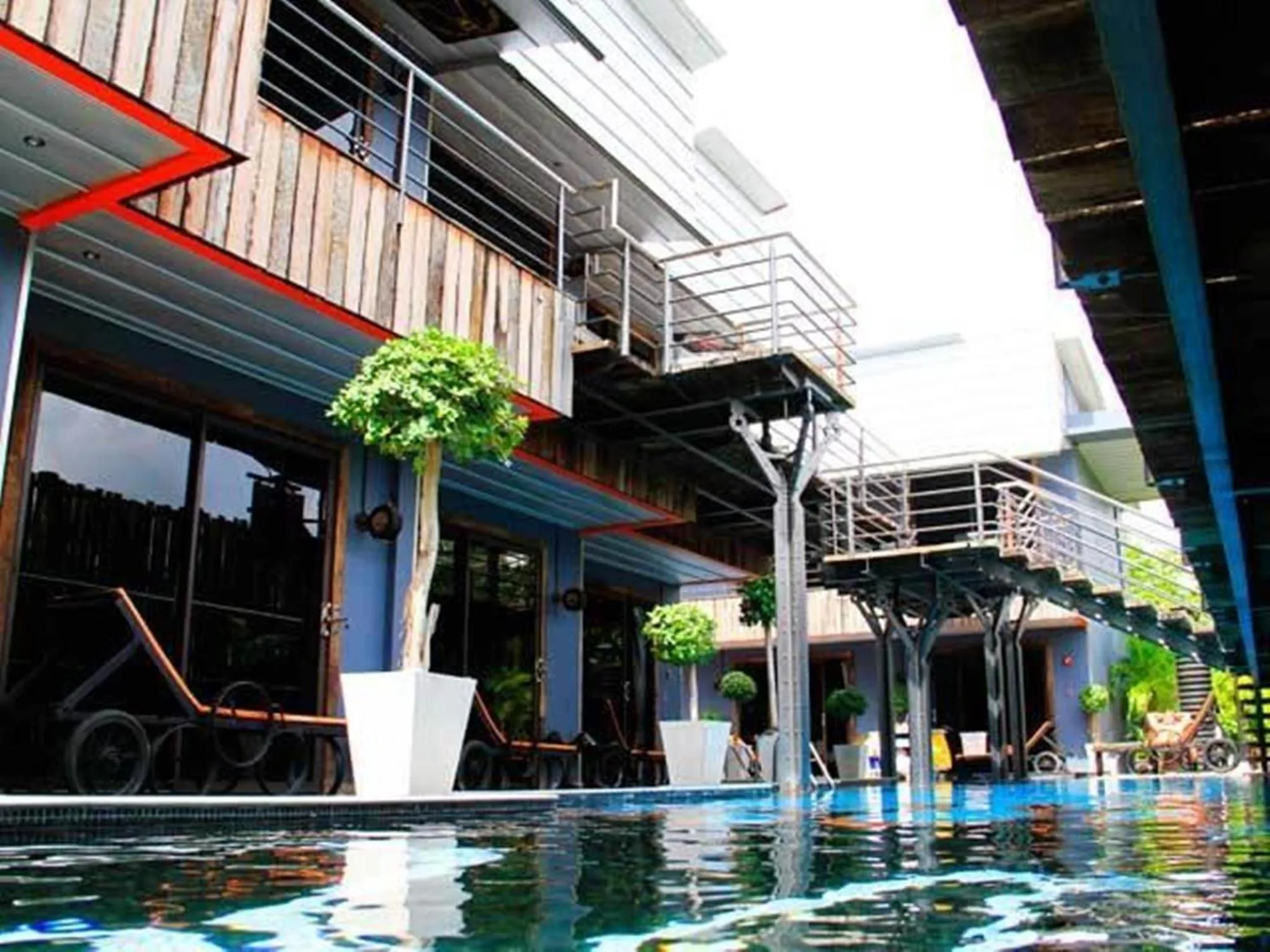 Swimming pool in Nicky's Handlebar