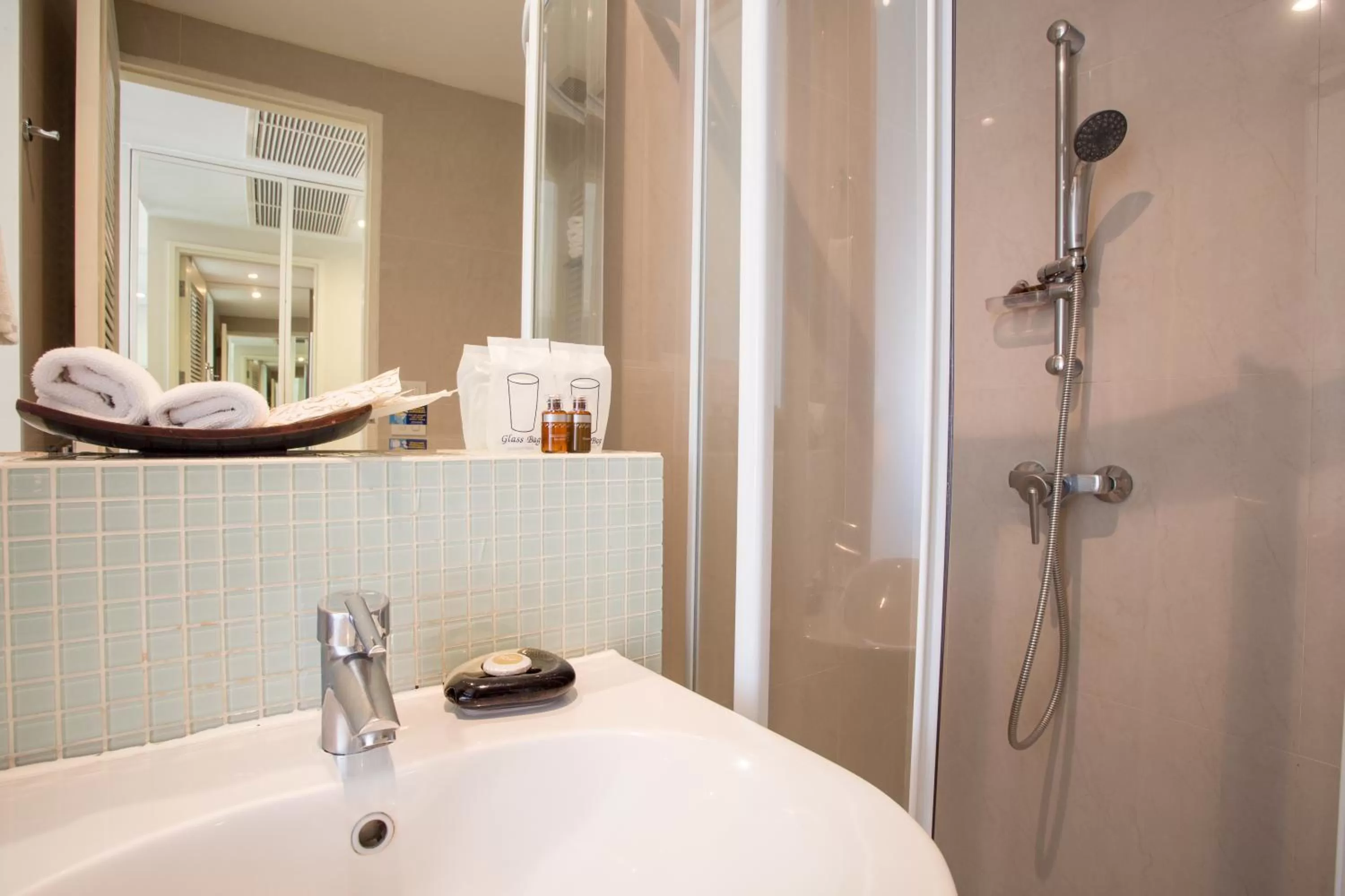 Shower in Aphrodite Inn Bangkok