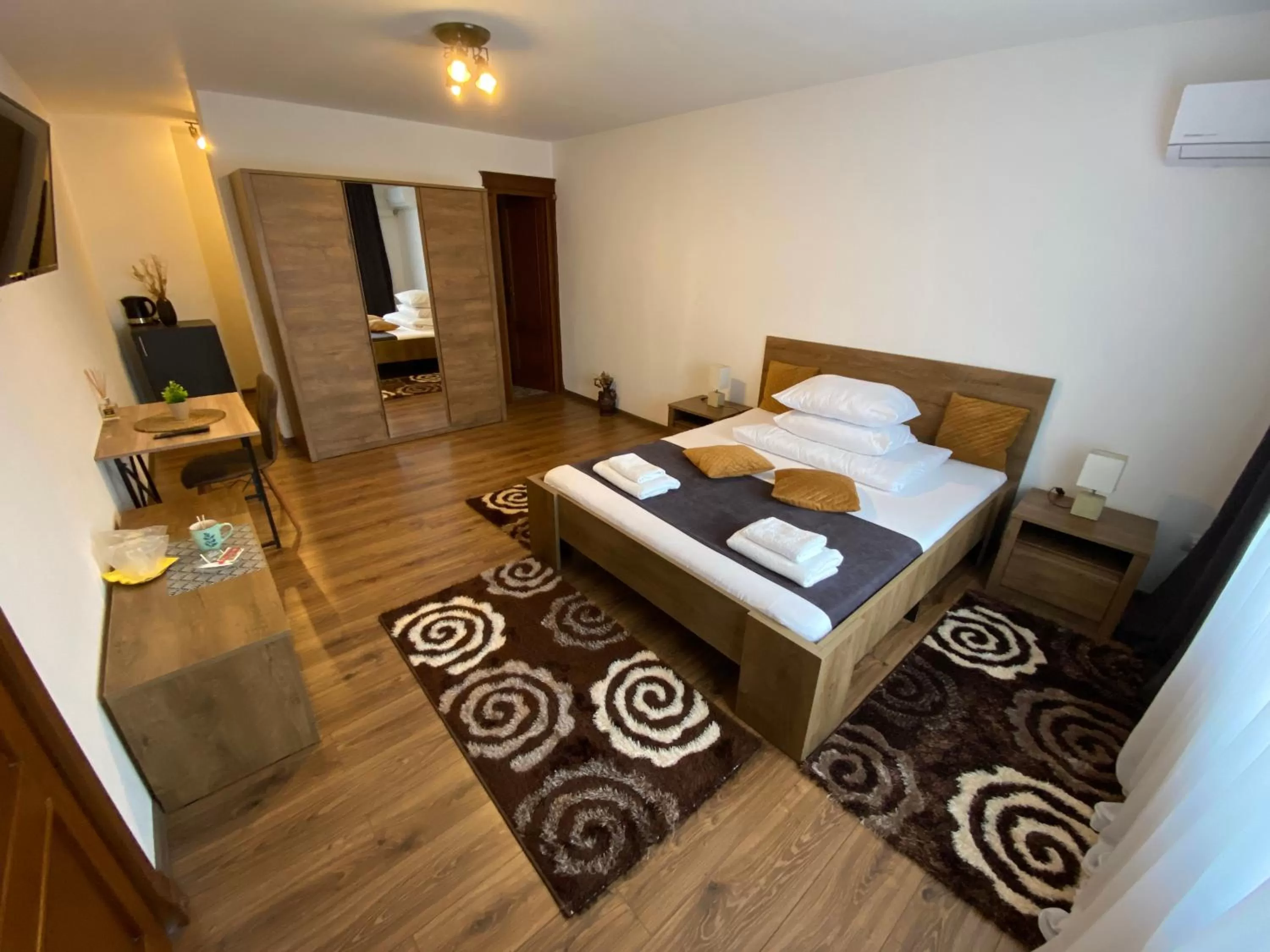 Photo of the whole room, Bed in Pensiunea Pictorilor