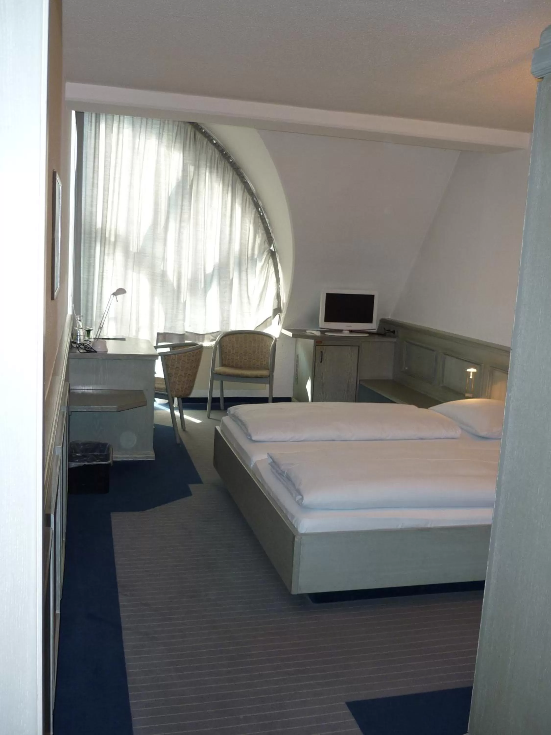 Photo of the whole room, Bed in Avenue Hotel