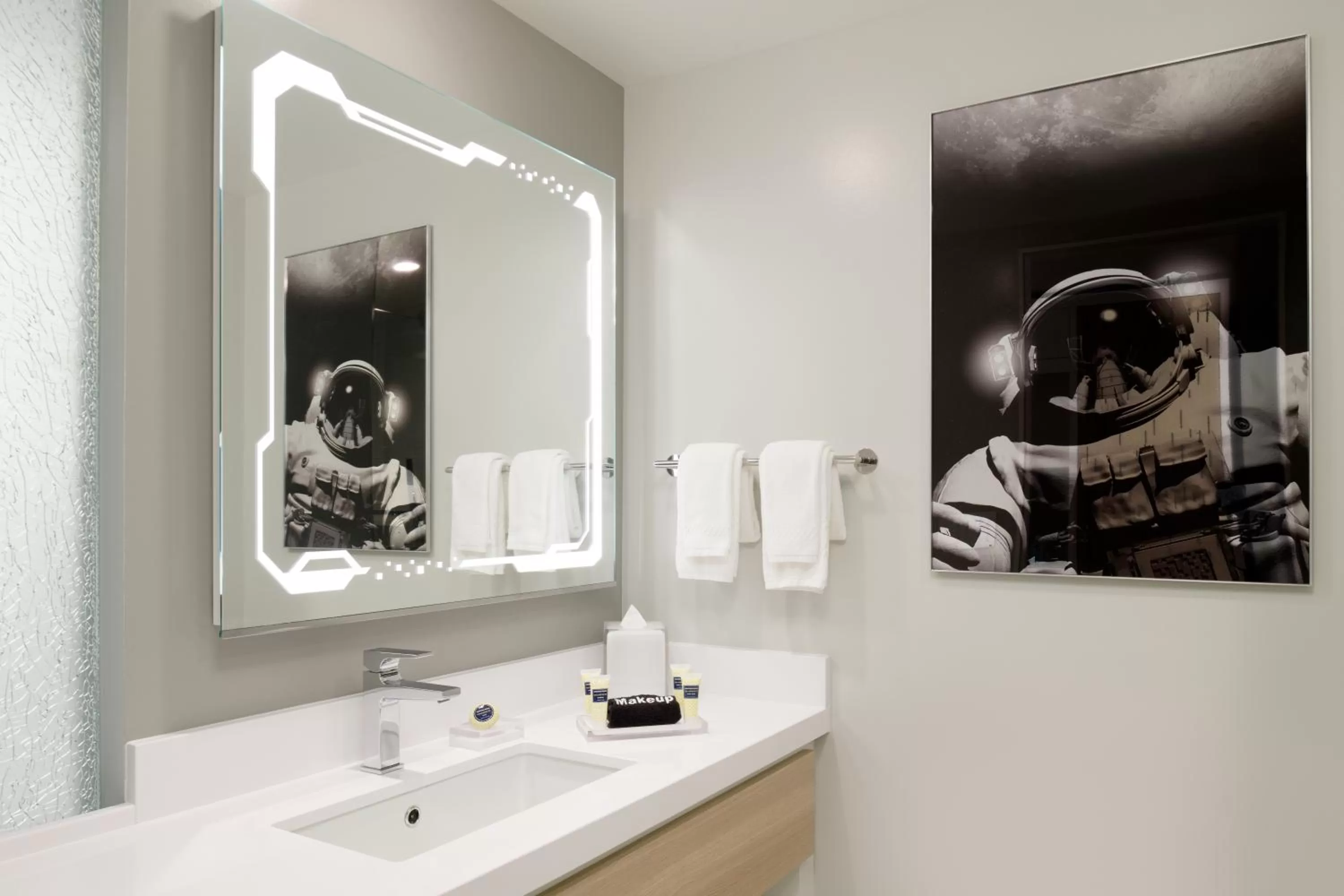 Premier 1 King Bed with Urban View in Astra Hotel, Seattle, a Tribute Portfolio Hotel