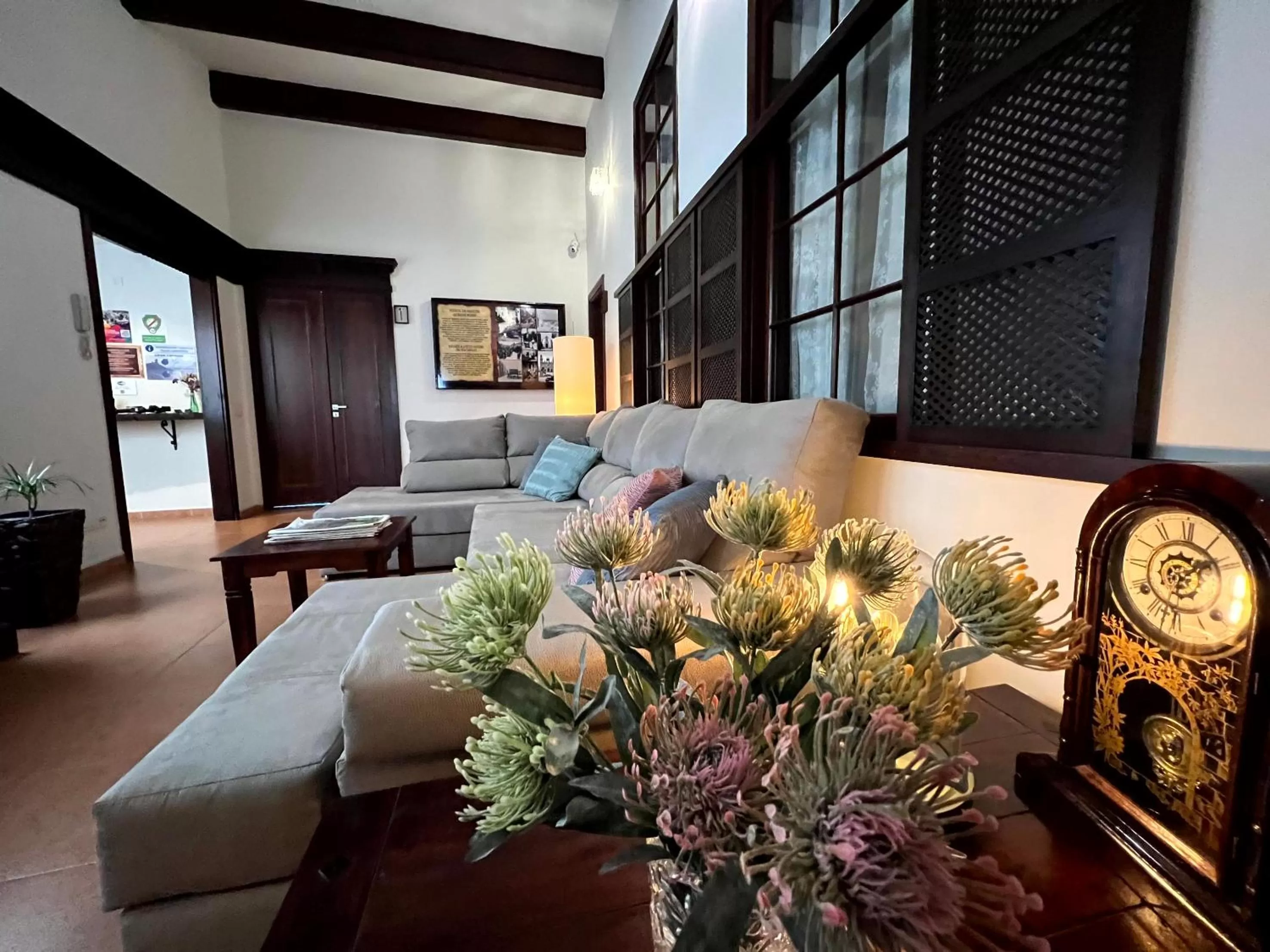 Communal lounge/ TV room in Santa Ana Suite & Rooms