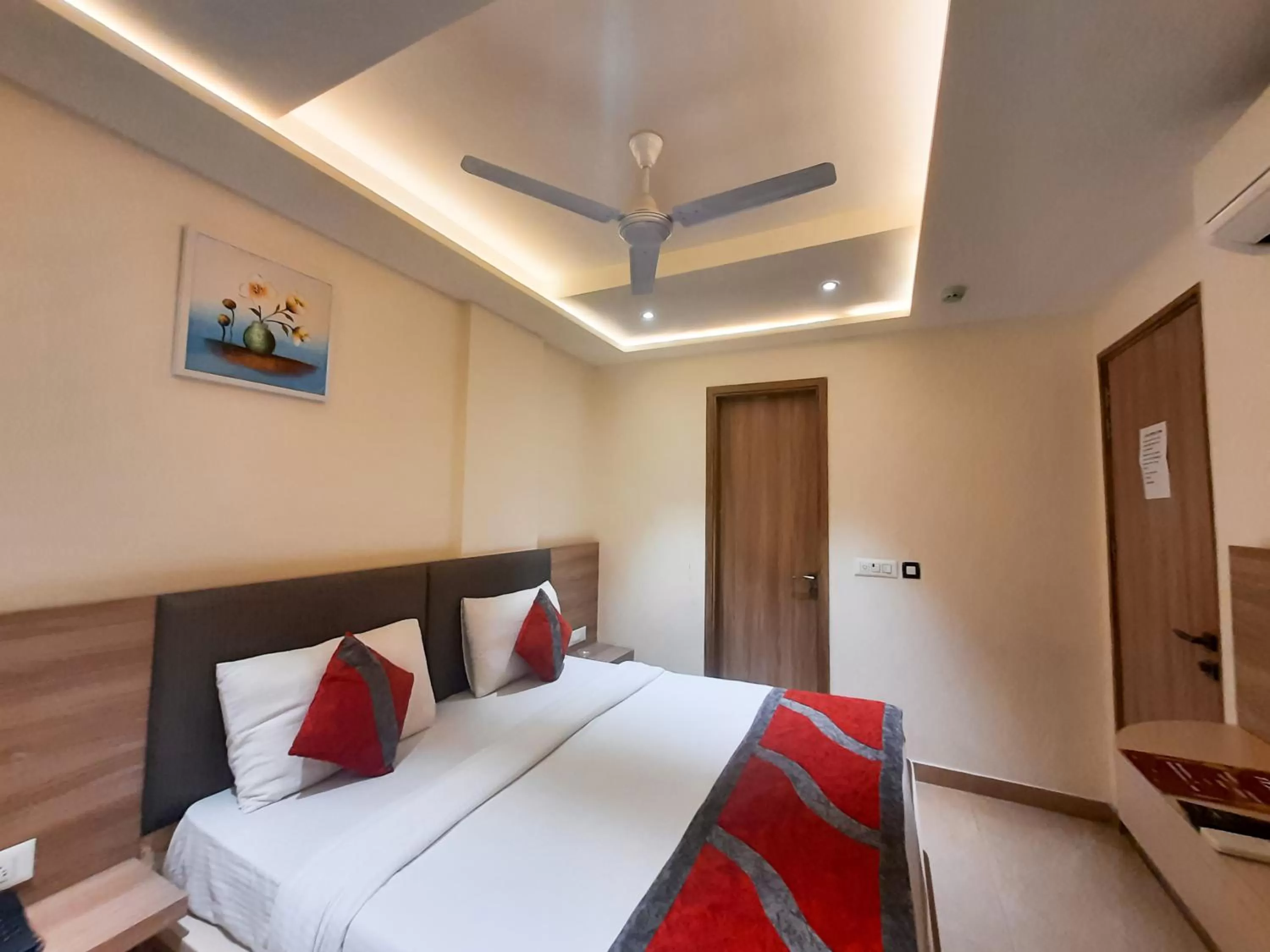 Bedroom, Bed in Hotel Tripple Tree - Karol Bagh
