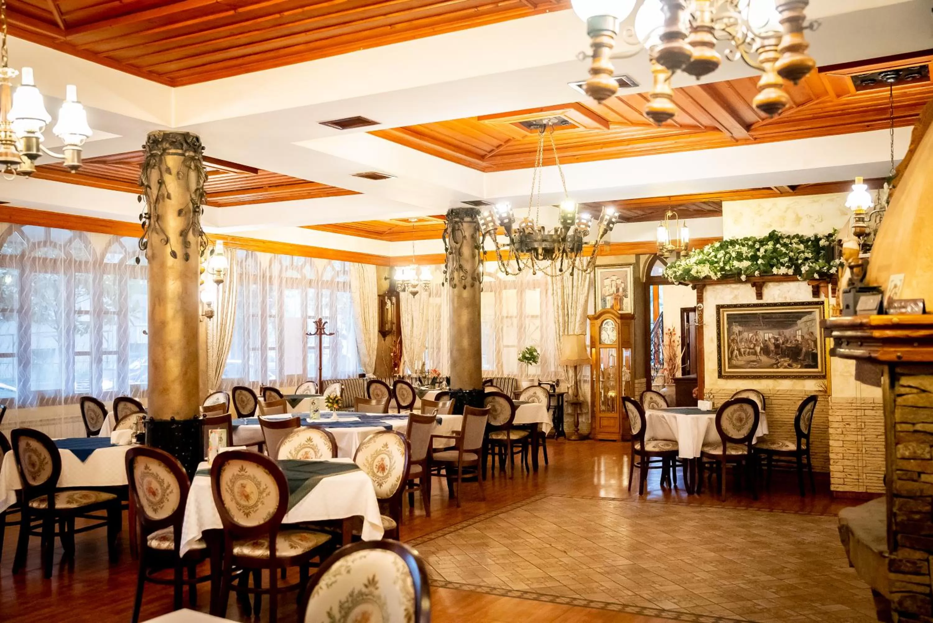 Restaurant/places to eat in Globus Hotel